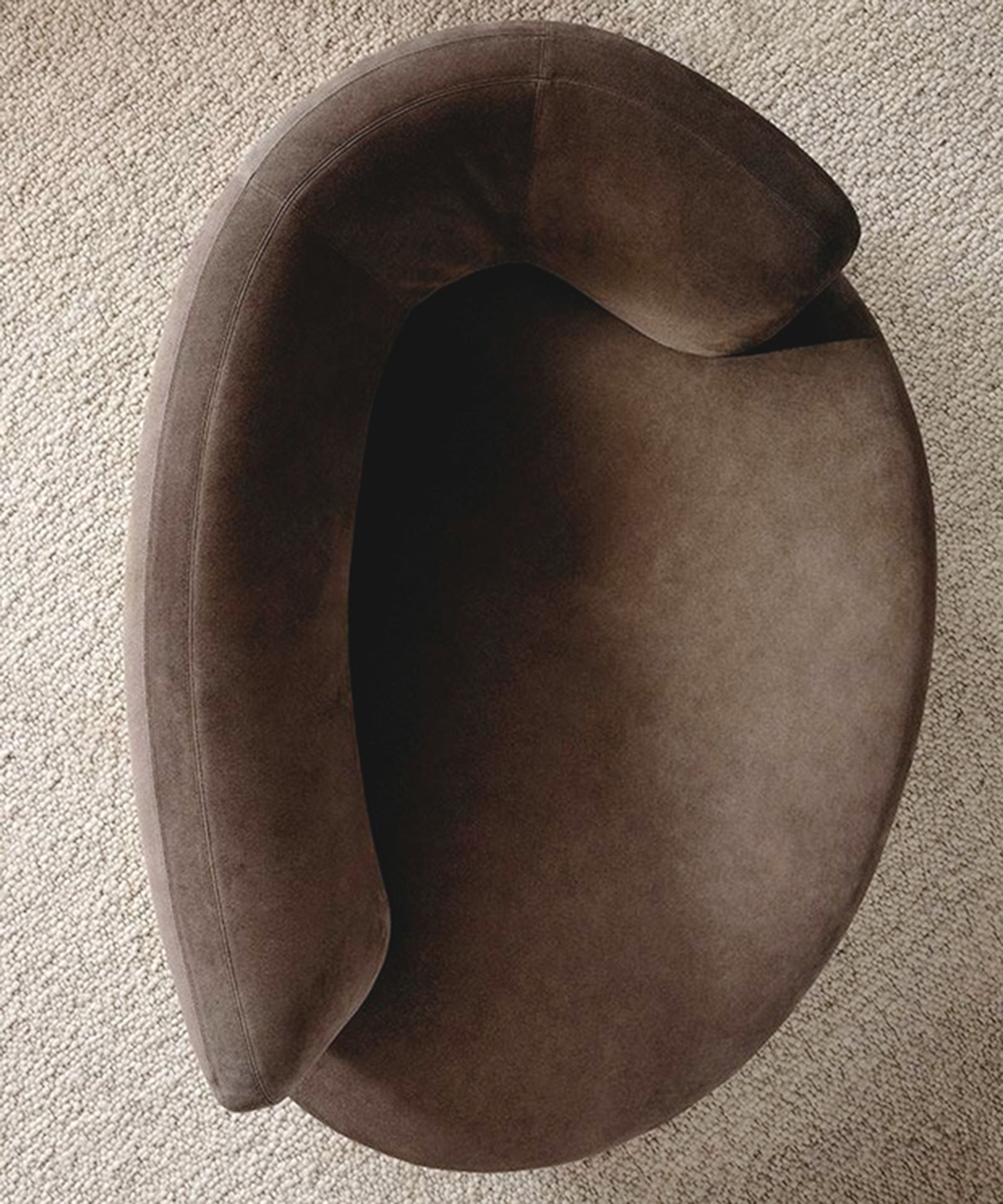 Un fauteuil sculptural aux formes organiques fluides, signé Minotti.
