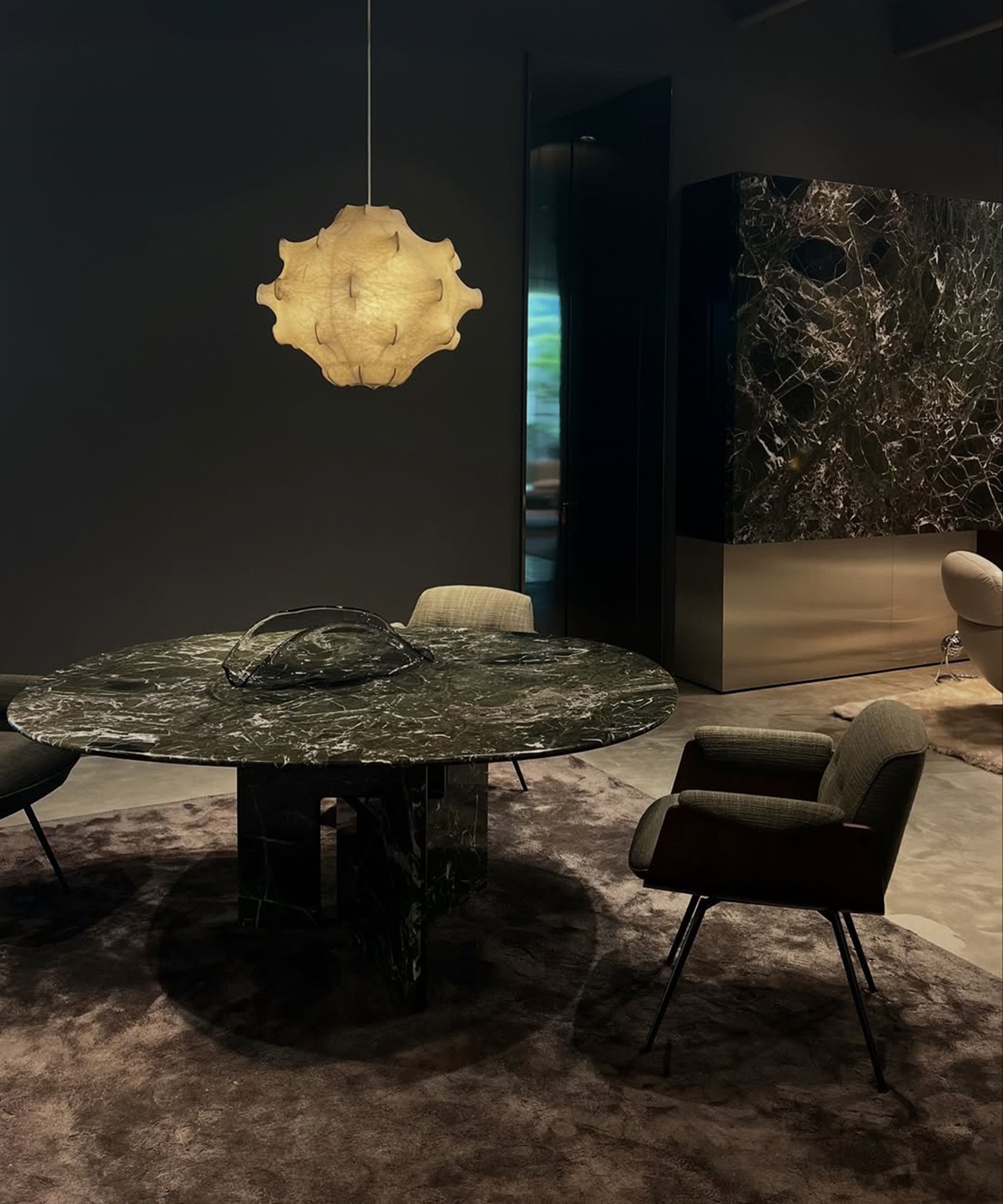 Une chaise de salle à manger Minotti légère et aérée, inspirée du style Mid-Century.