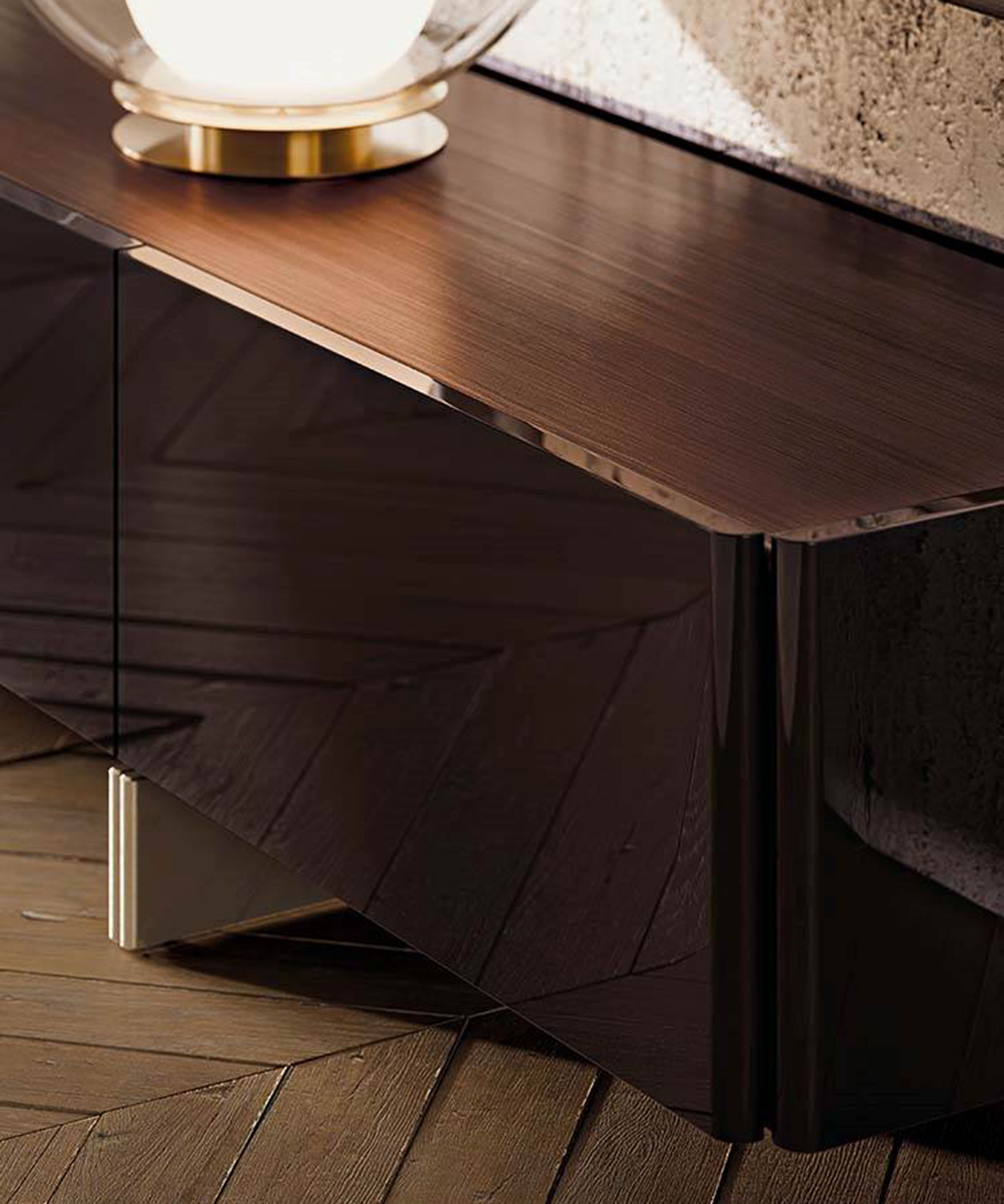 Minotti's geometric sideboard, characterized by the alignment of its sculpted legs.