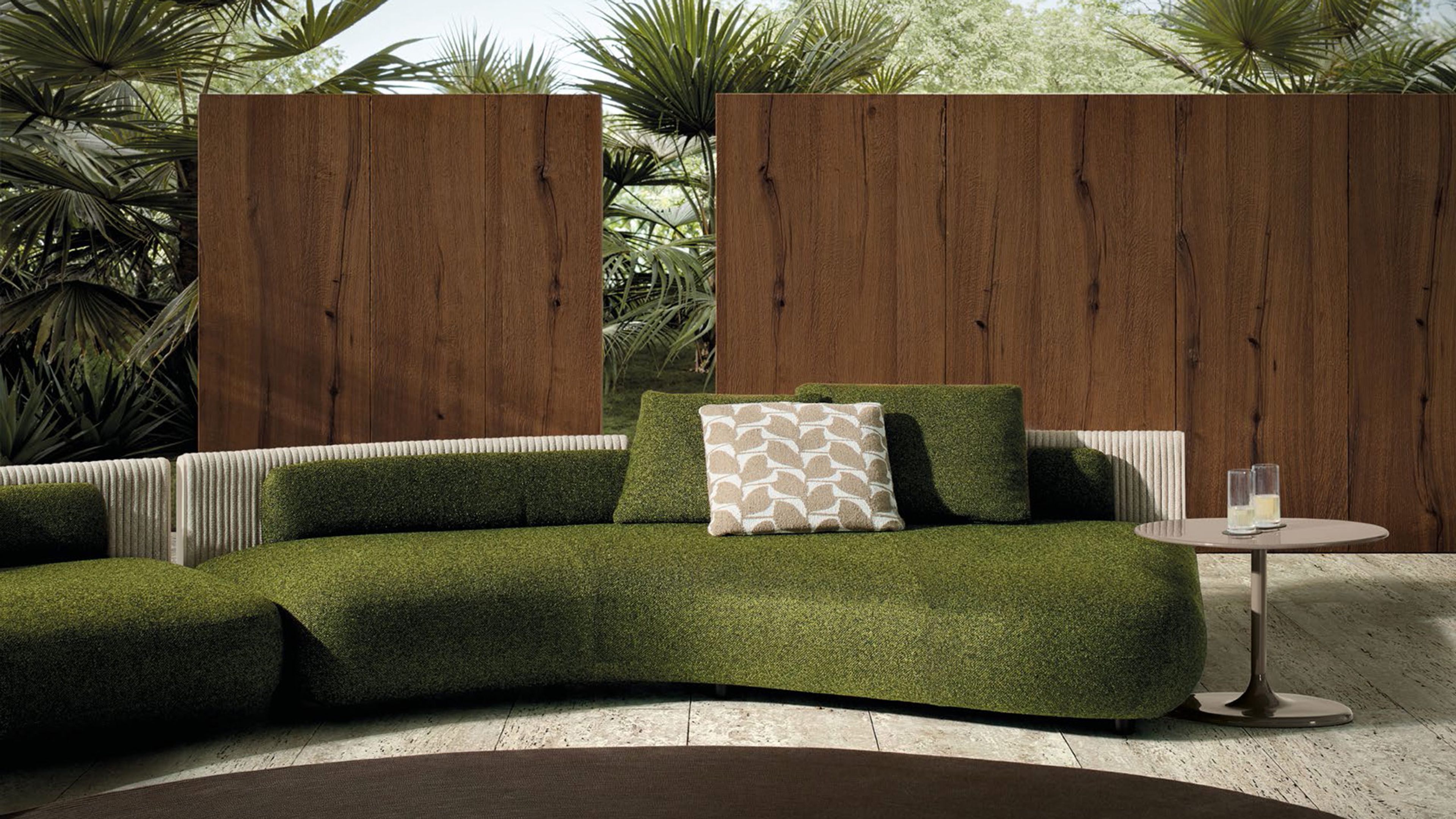 Caractérisé par des volumes organiques et des lignes sinueuses, Bézier Cord Outdoor de Minotti.