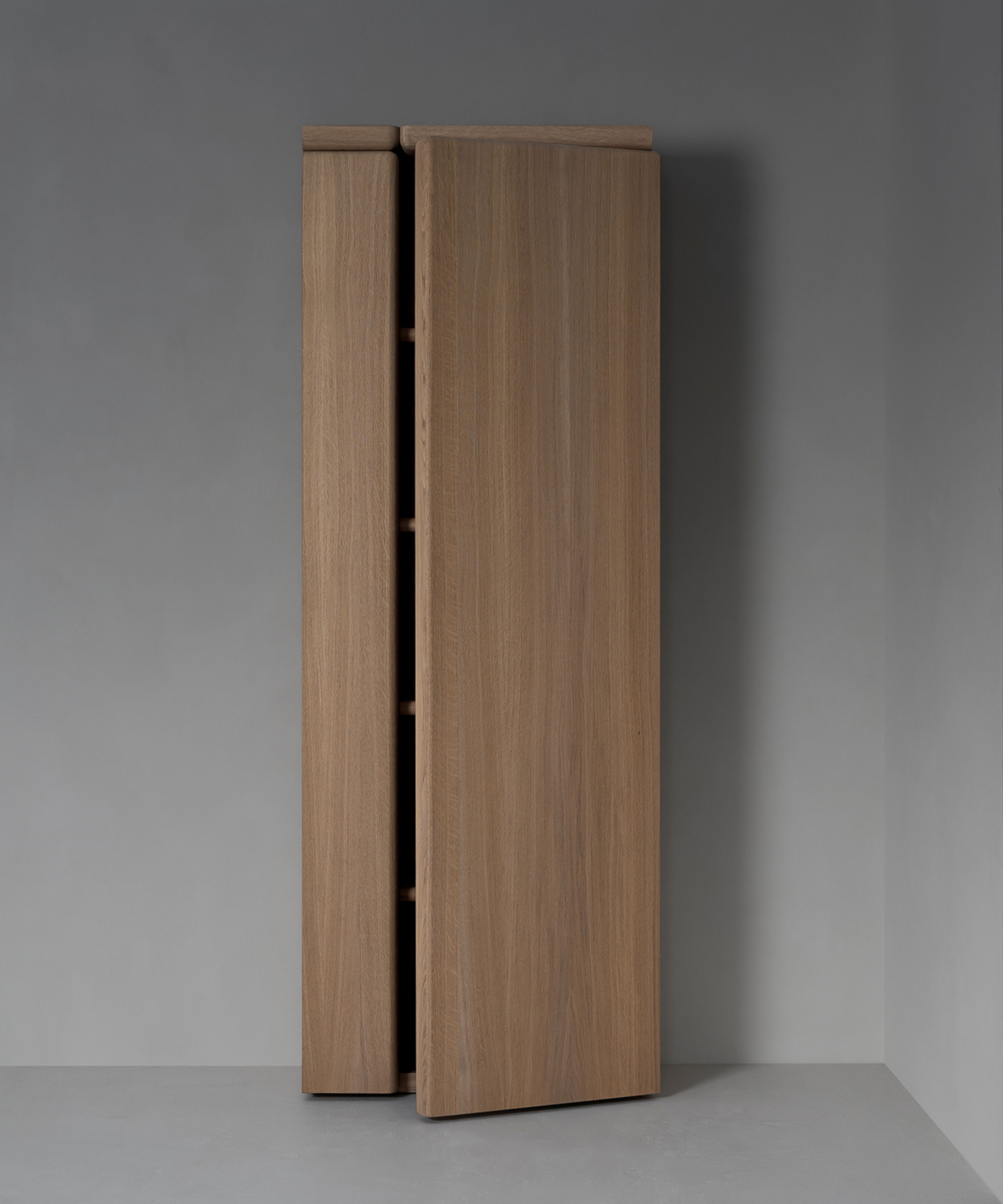 Une armoire de rangement haute et élégante signée Van Rossum.