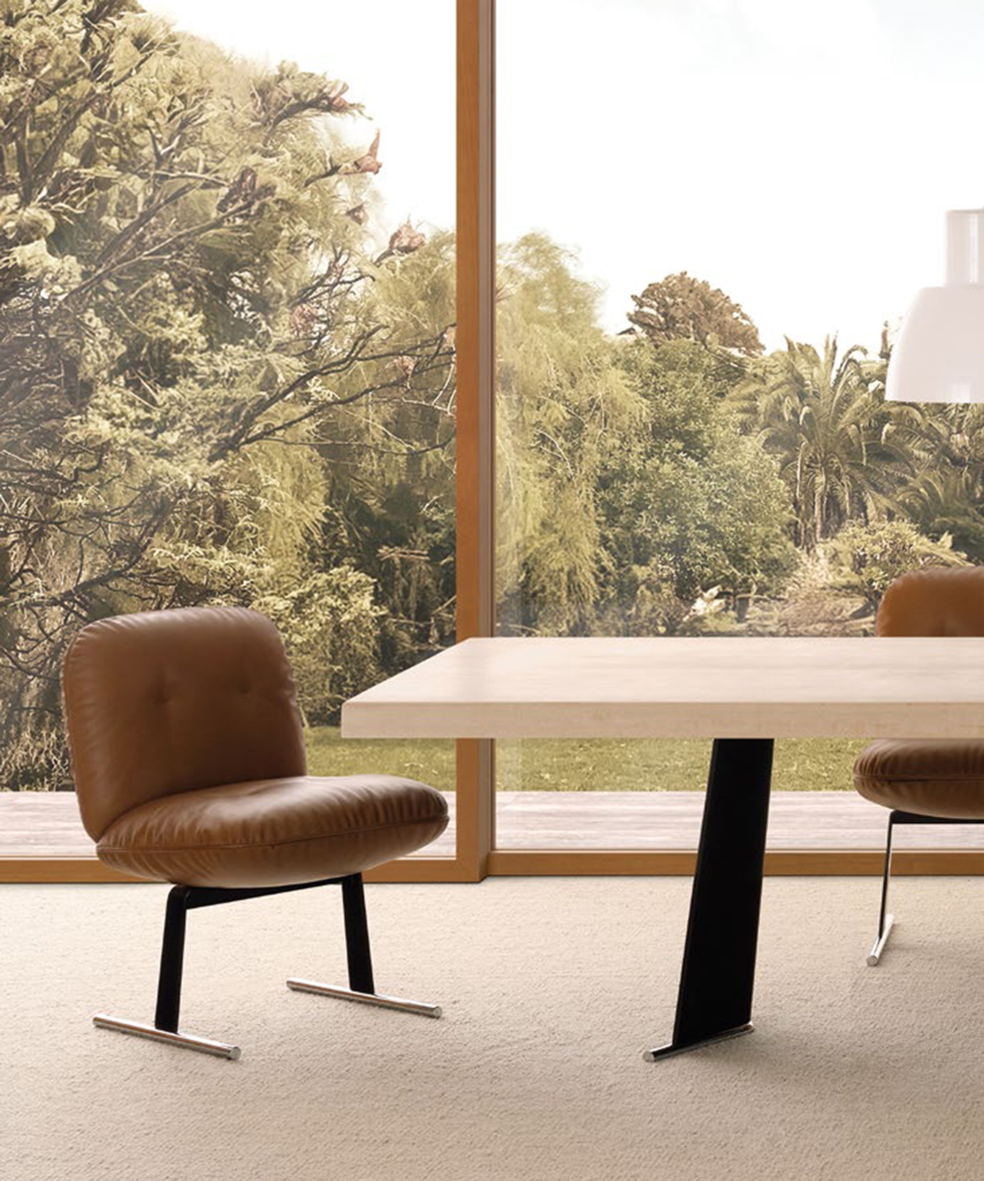 Un petit fauteuil de salle à manger raffiné où se superposent des volumes doux.