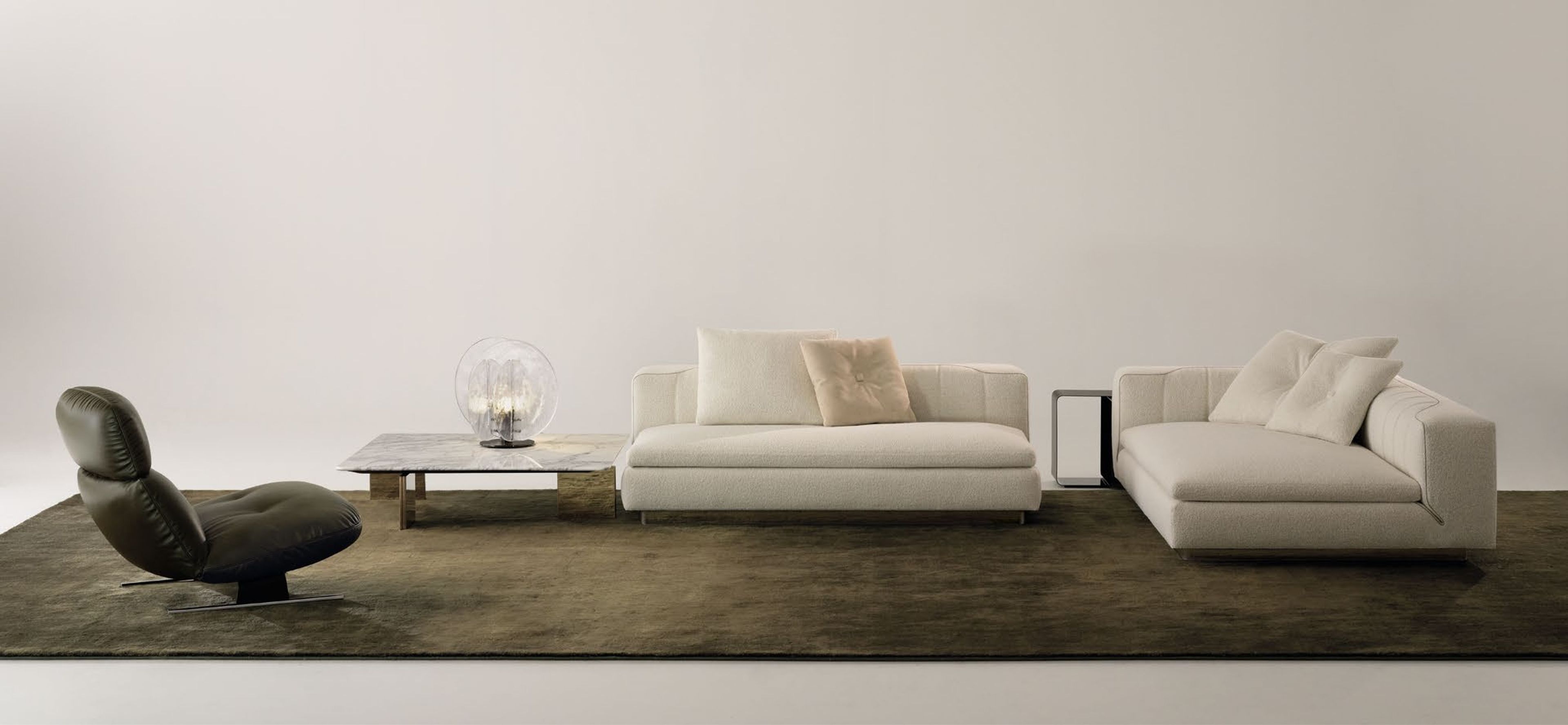 Table basse Minotti avec pieds sculptés à double courbure.