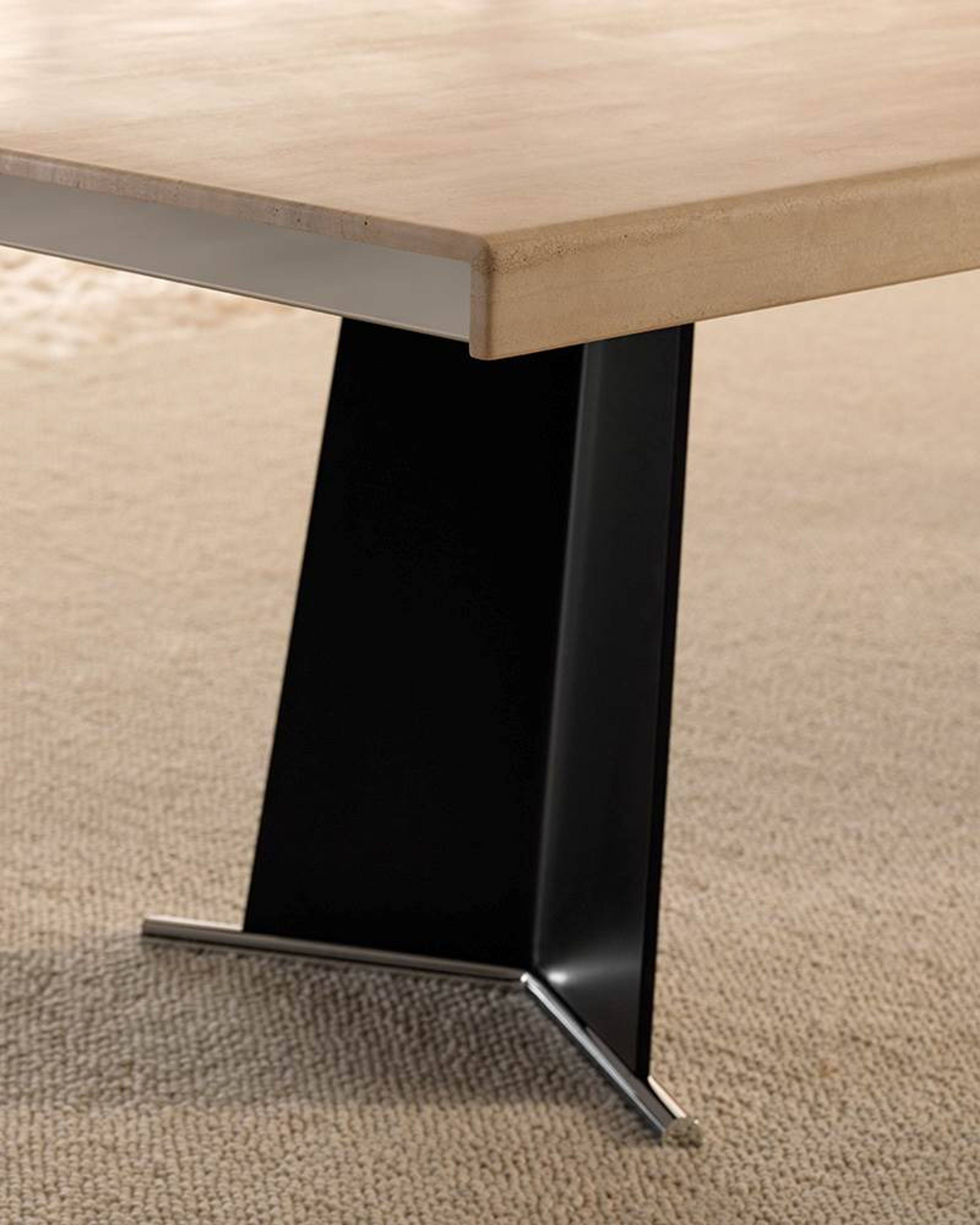 Une table à manger Minotti au style résolument moderniste.