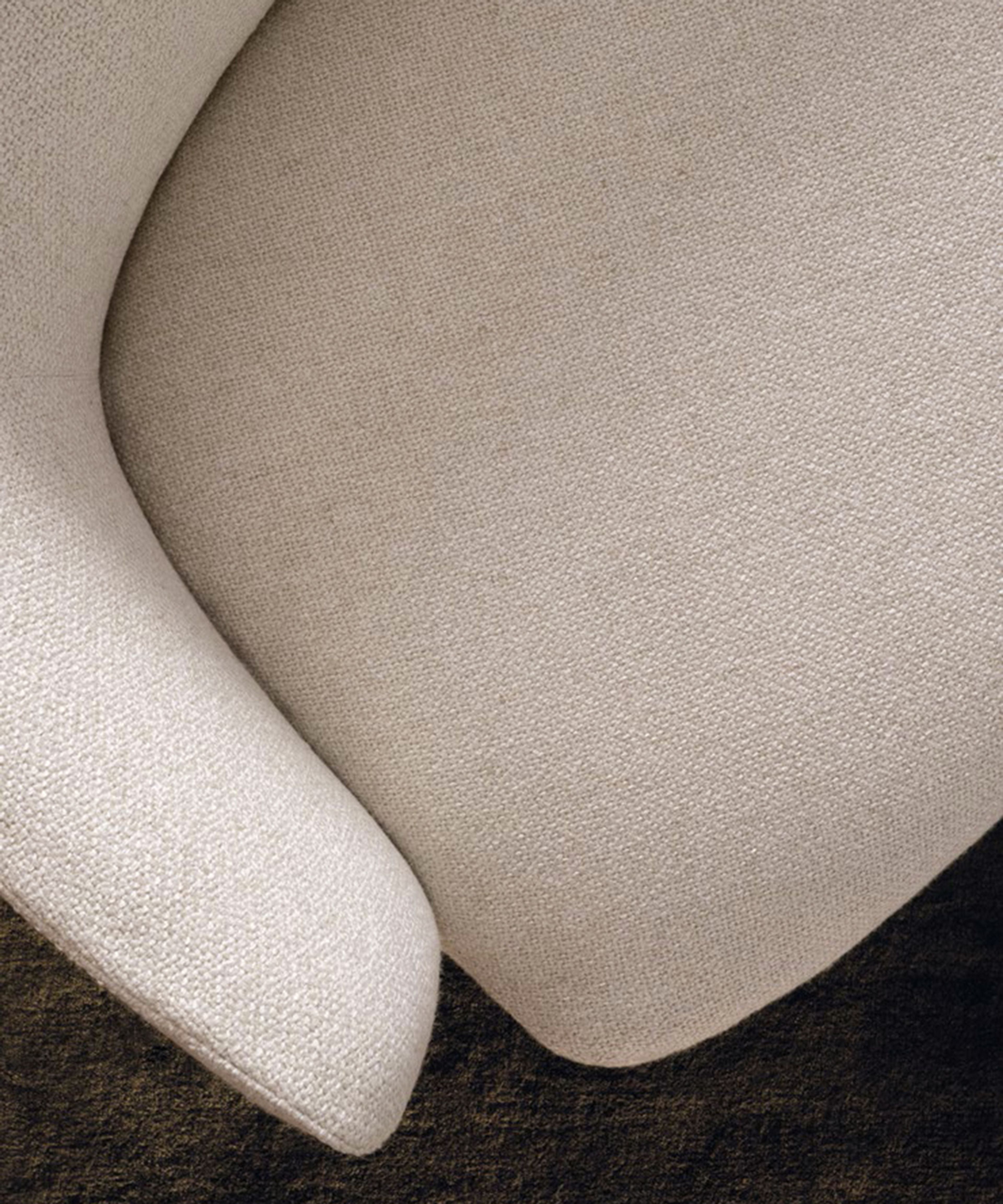 A fluid seating system by Minotti, where generous curves and geometric rigour meet in a light, decorative, and iconic design.