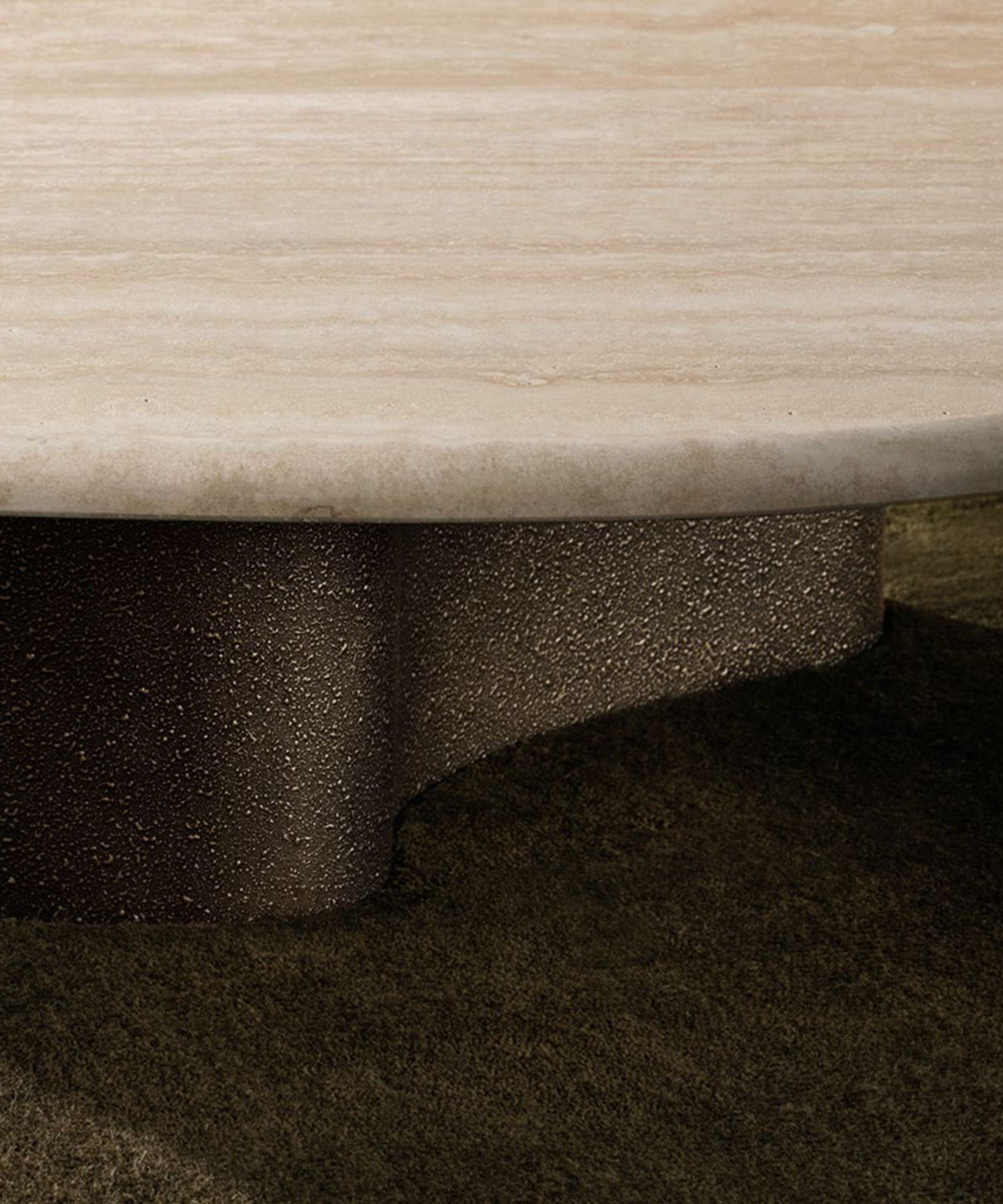 Une table basse sculpturale aux formes organiques signée Minotti.
