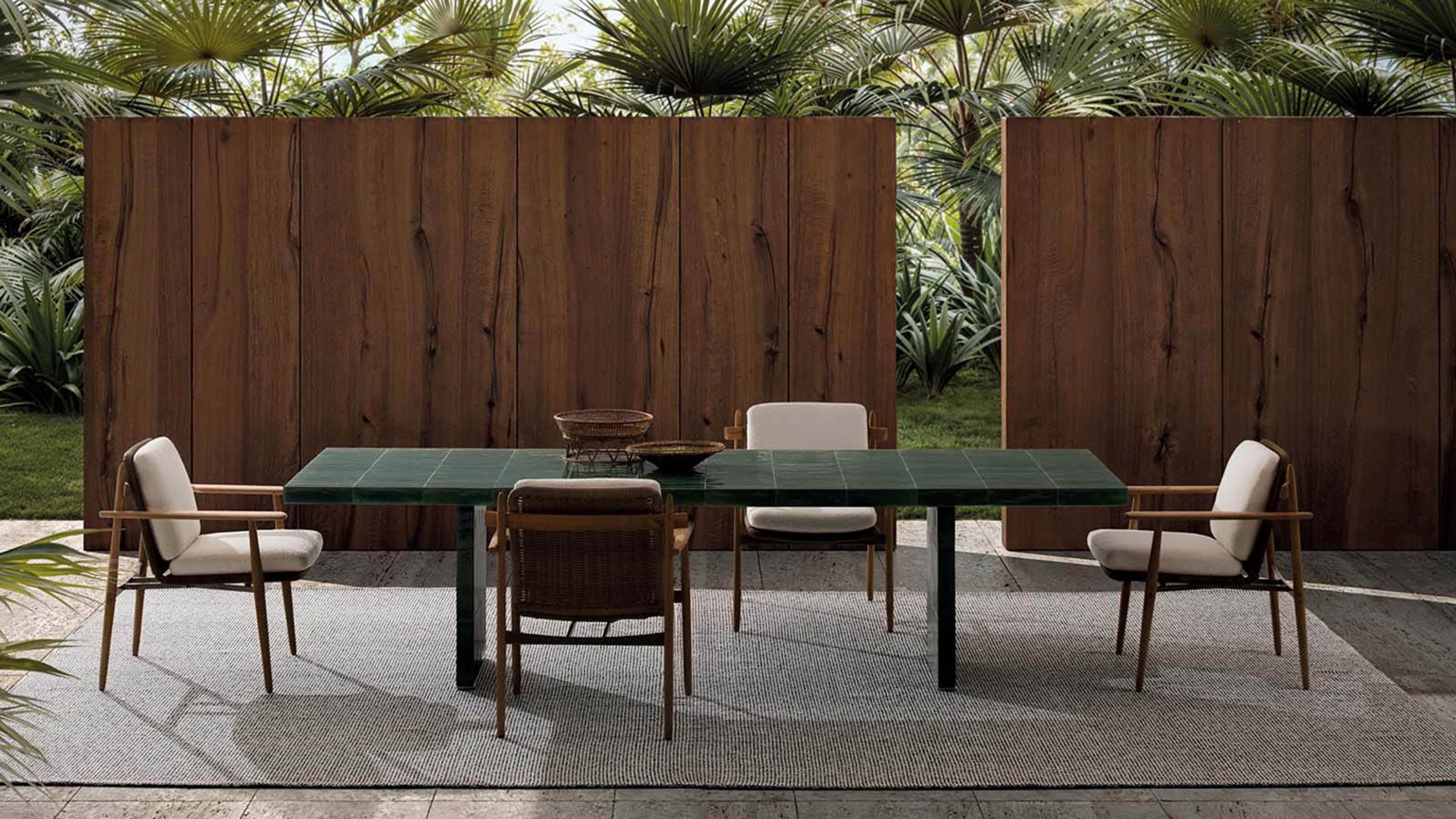 La table à manger d'extérieur Andrée de Minotti associe une géométrie épurée à une surface subtilement texturée.