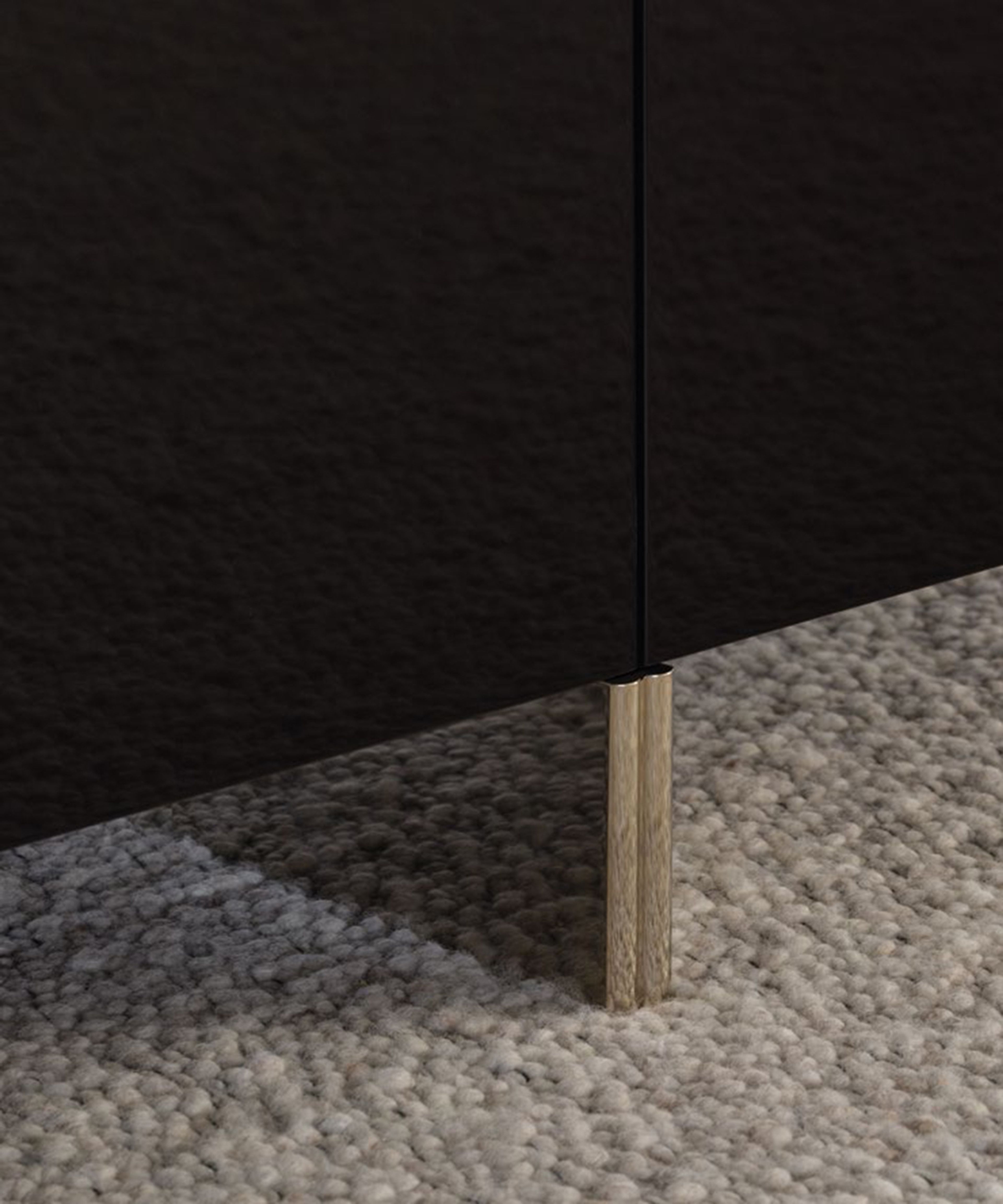 Le buffet géométrique de Minotti, caractérisé par l'alignement de ses pieds sculptés.