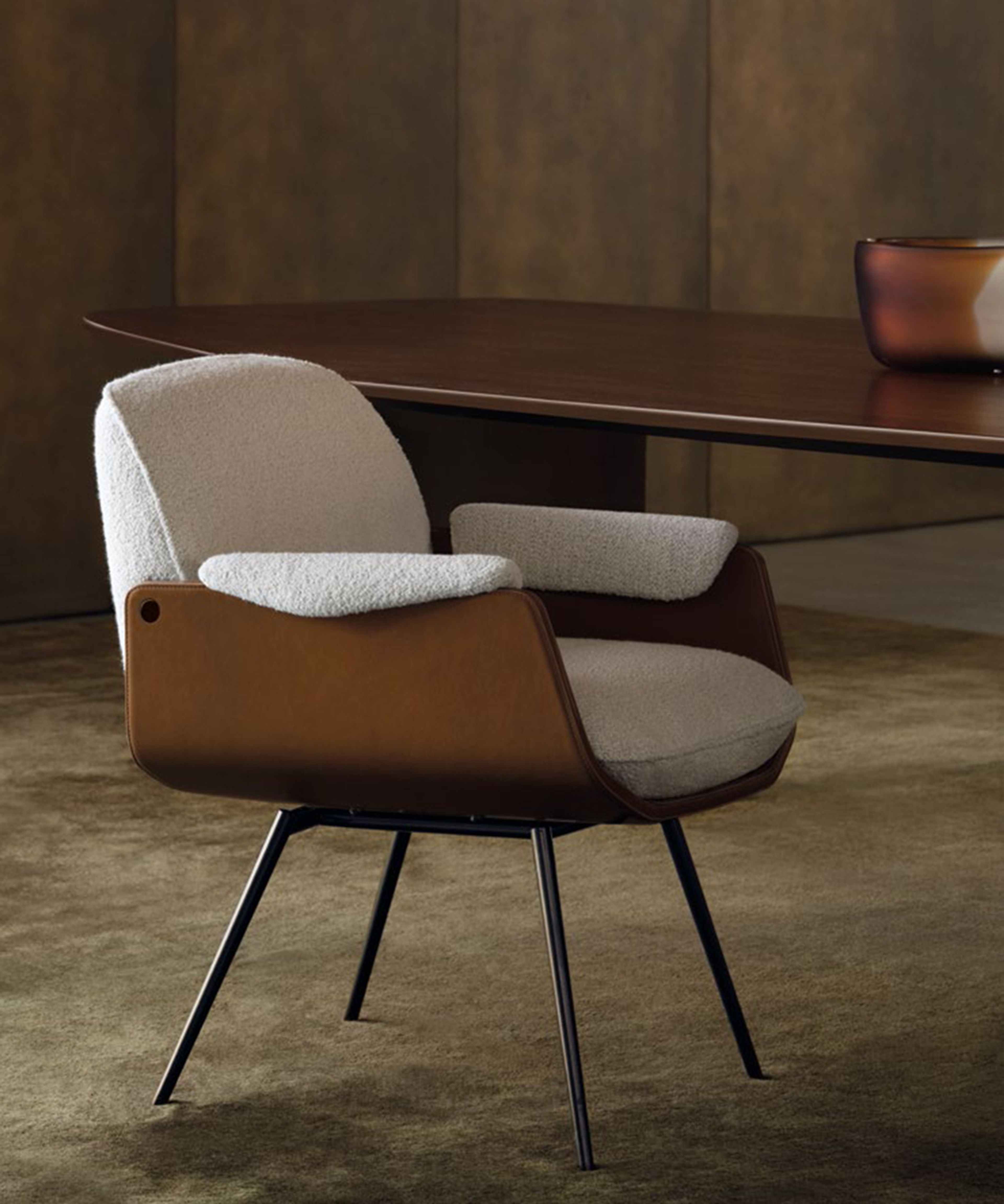 Une chaise de salle à manger Minotti légère et aérée, inspirée du style Mid-Century.