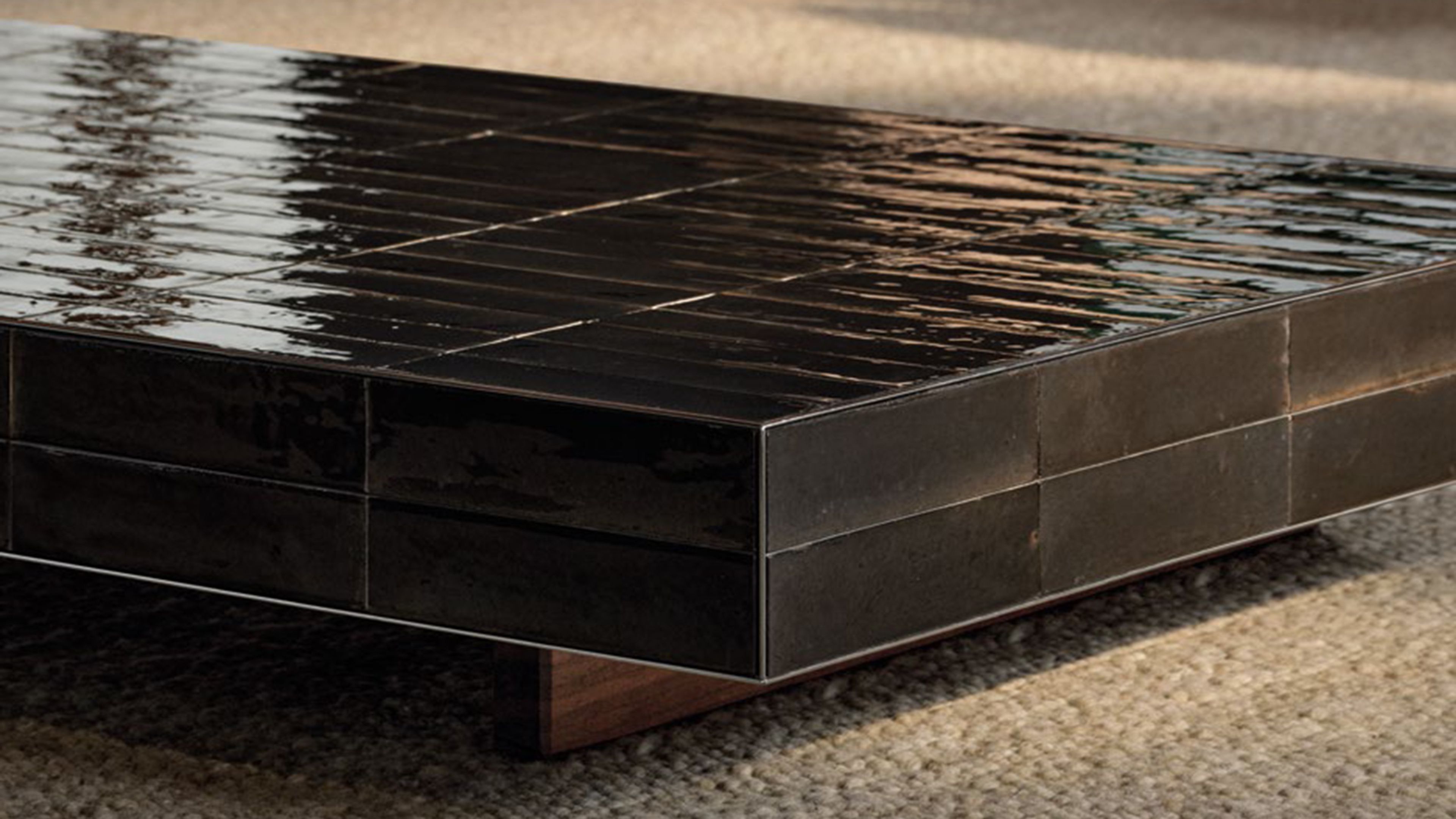Une table basse compacte en céramique de la collection Andrée de Minotti.