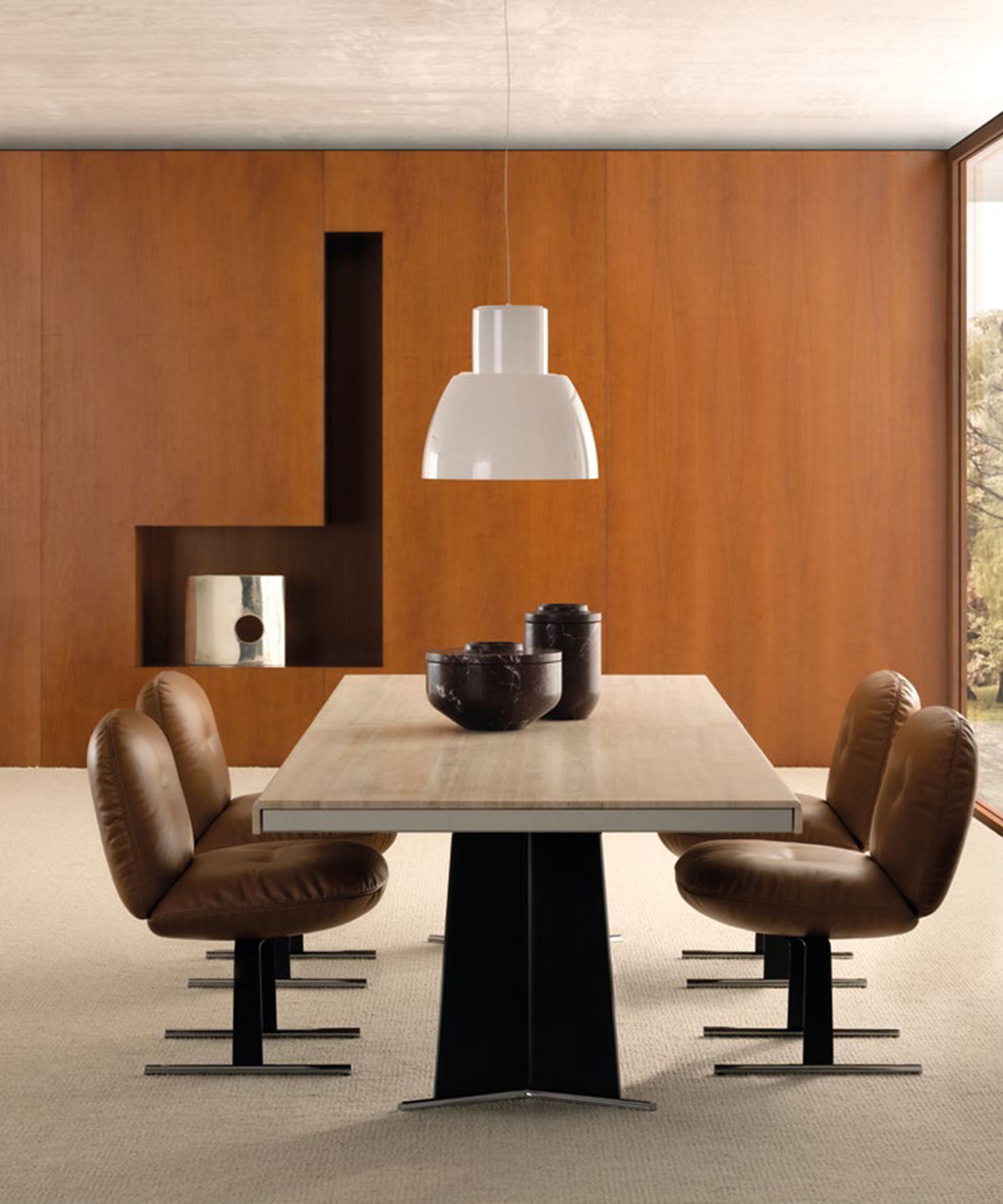 Une table à manger Minotti au style résolument moderniste.