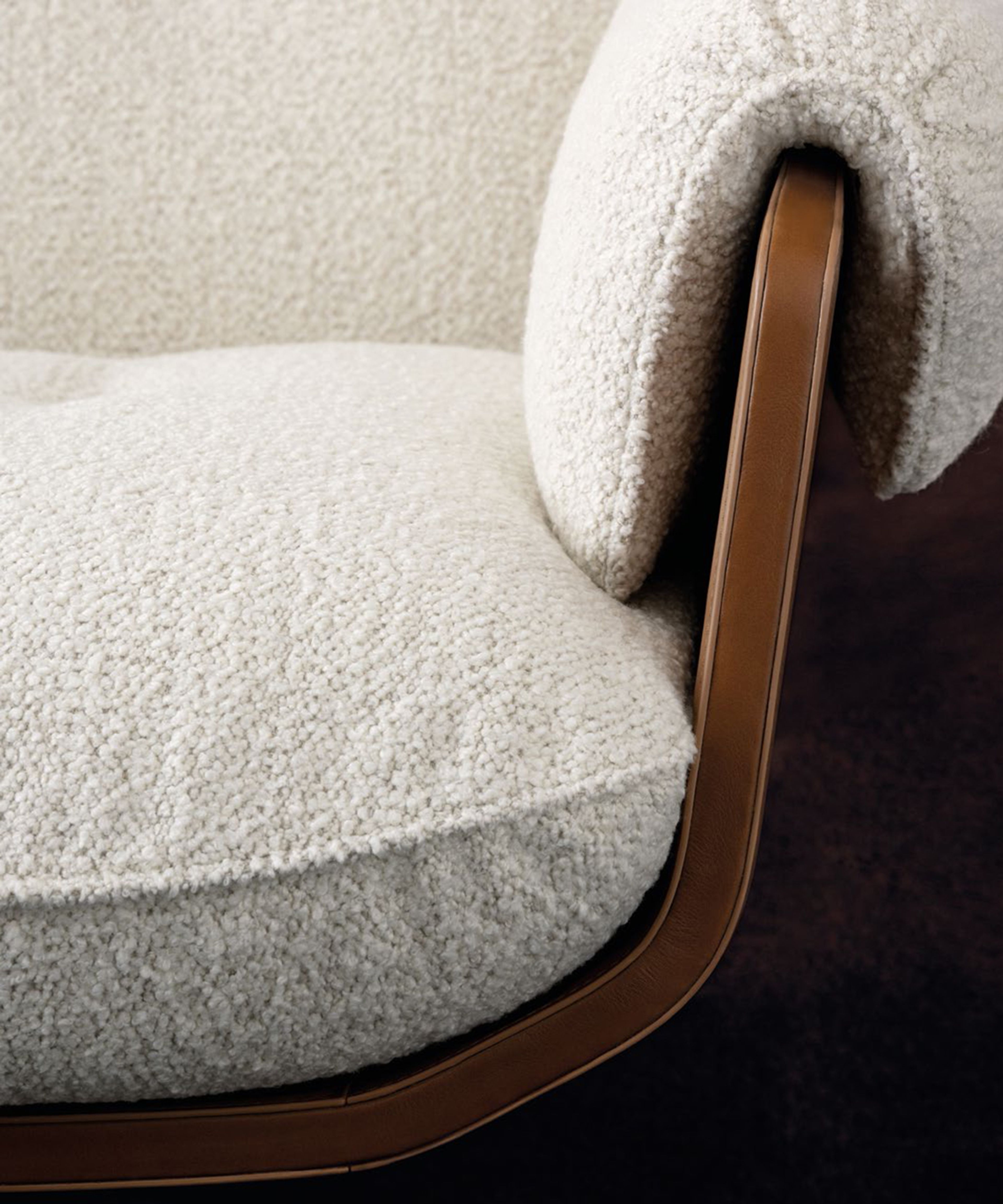 Un fauteuil intemporel inspiré des formes du milieu du XXe siècle.