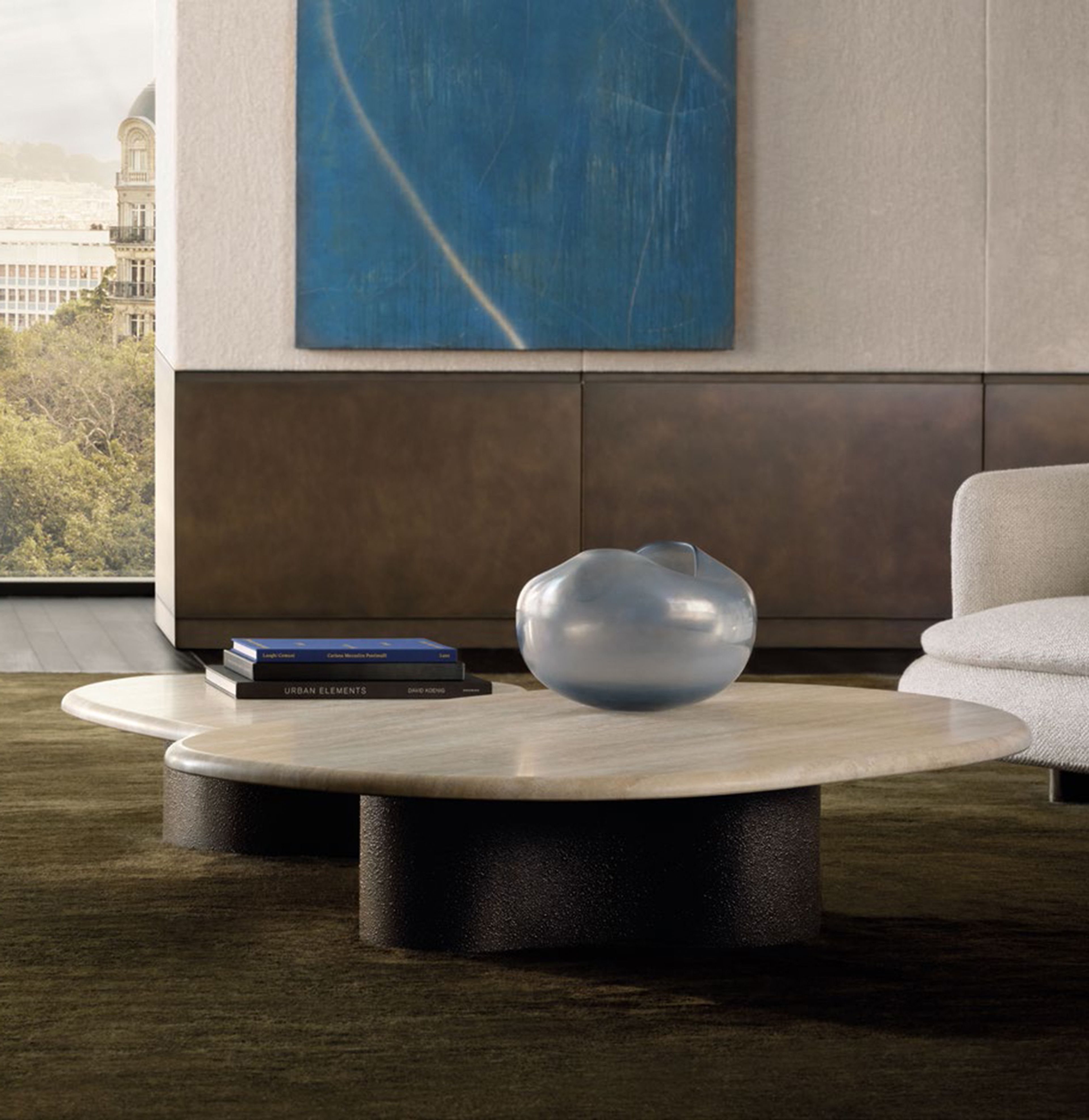 Une table basse sculpturale aux formes organiques signée Minotti.