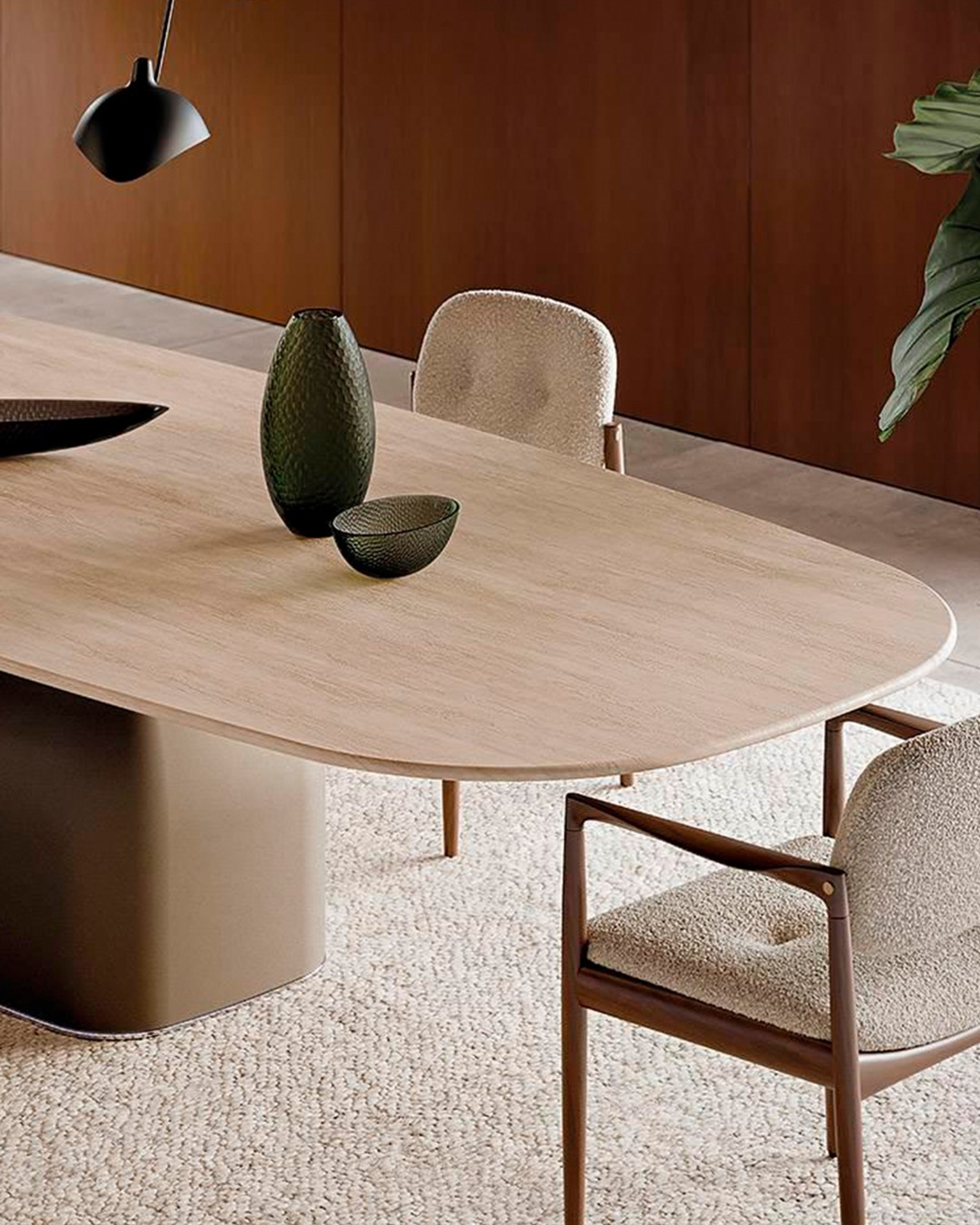 Un petit fauteuil de salle à manger léger et élégant signé Minotti.