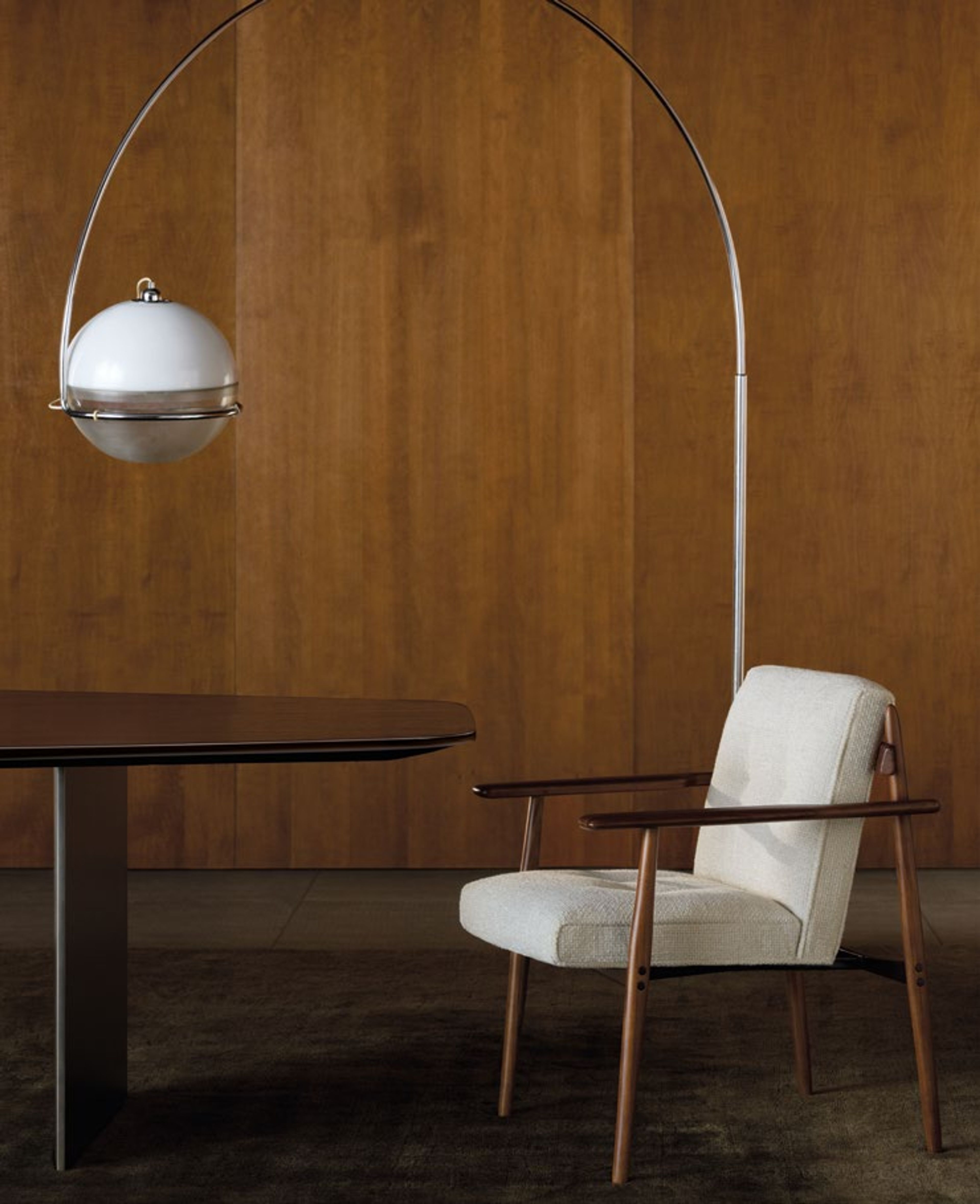 Une chaise de salle à manger élégante où le cuir, le bois et le métal se marient harmonieusement.