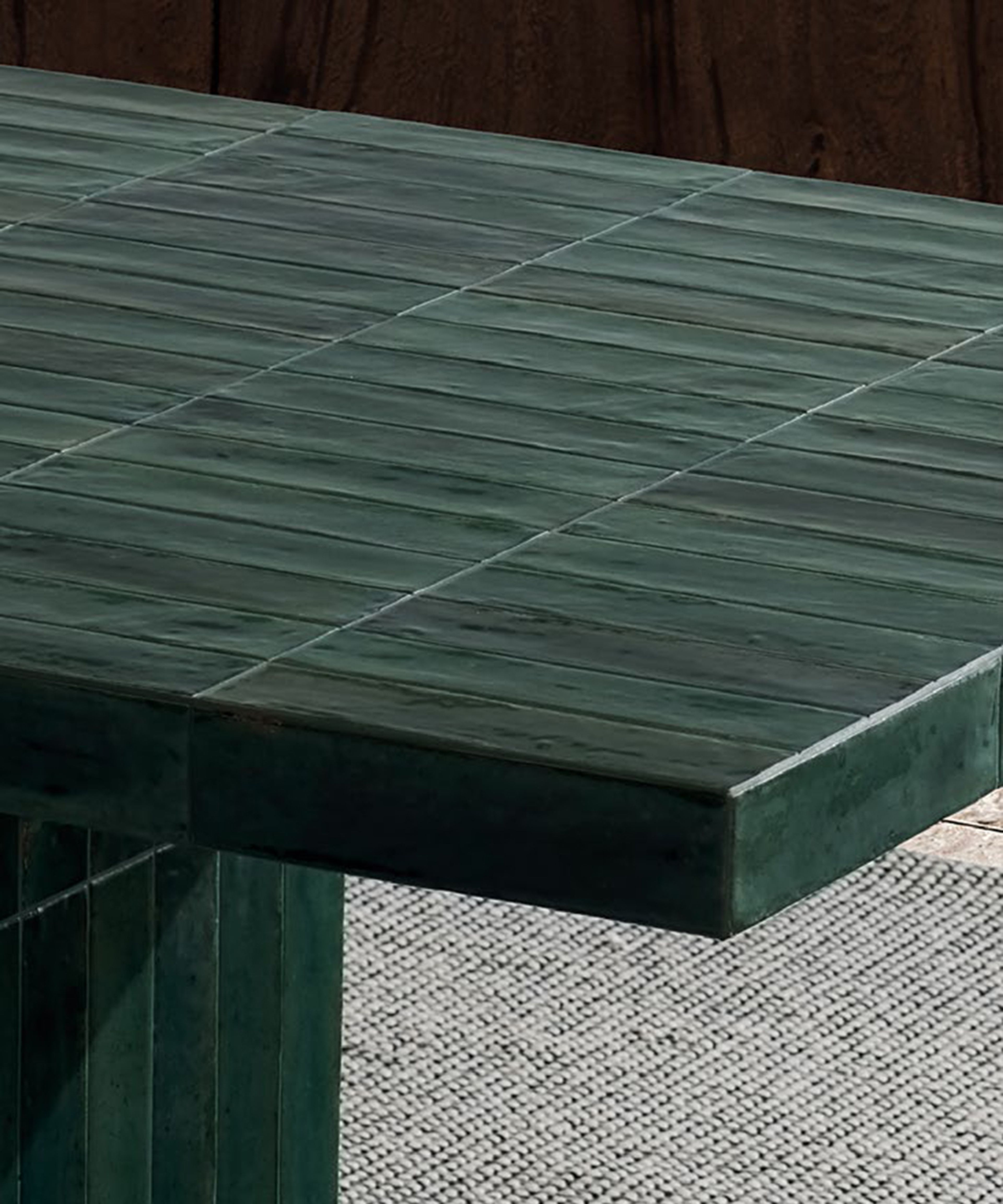 La table à manger d'extérieur Andrée de Minotti associe une géométrie épurée à une surface subtilement texturée.