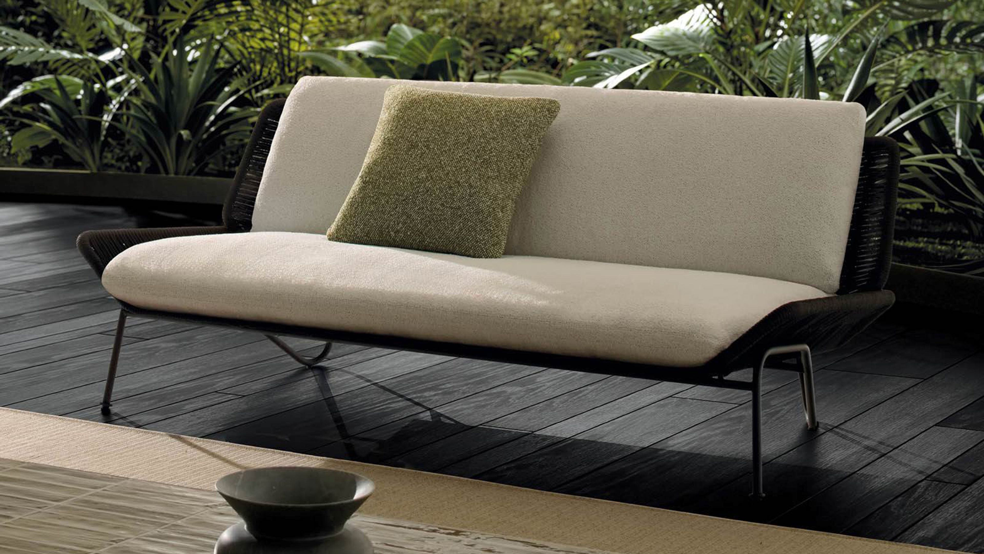 Structure tubulaire fine et base continue définissent Emmi Cord Outdoor.