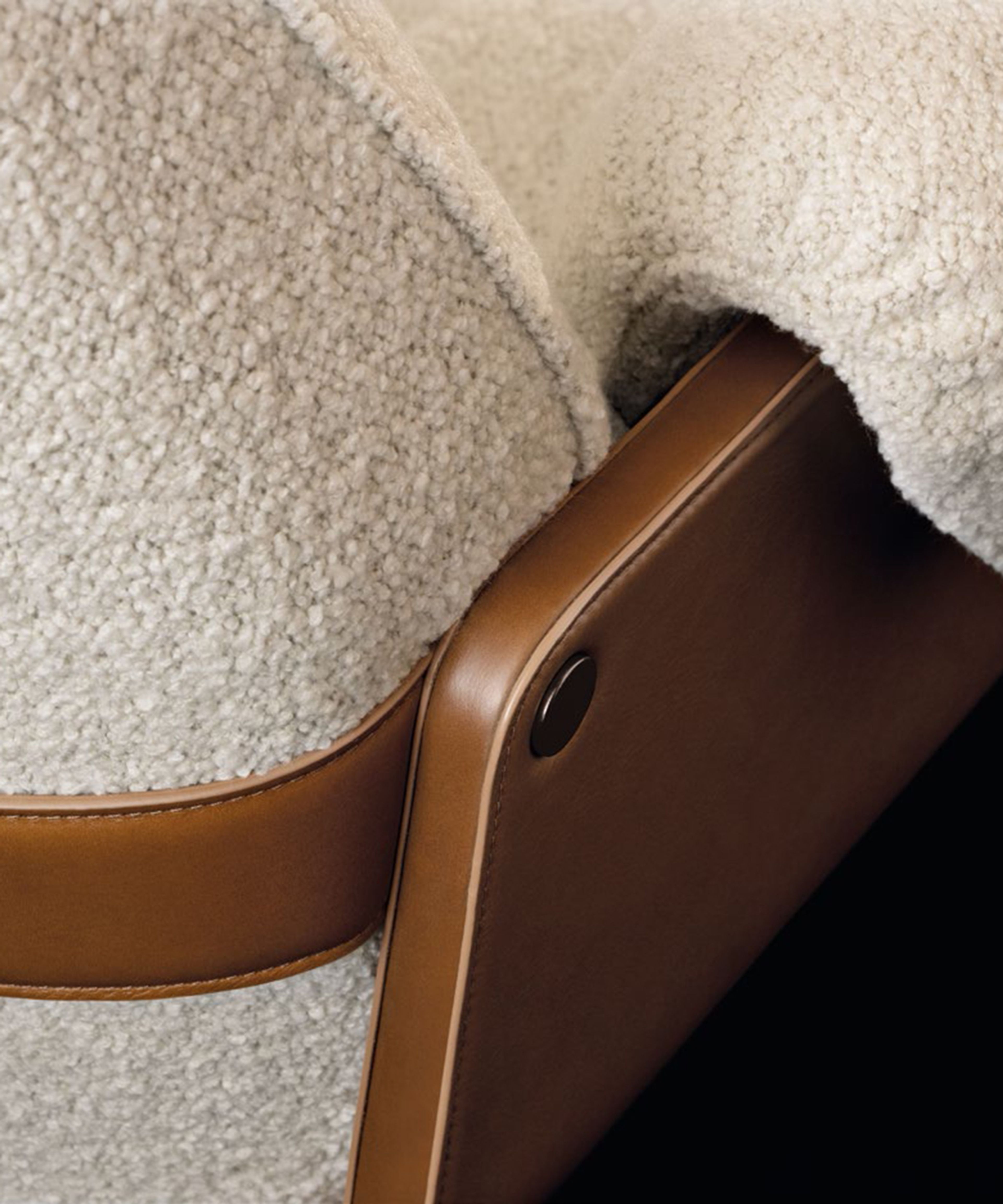 Un fauteuil intemporel inspiré des formes du milieu du XXe siècle.