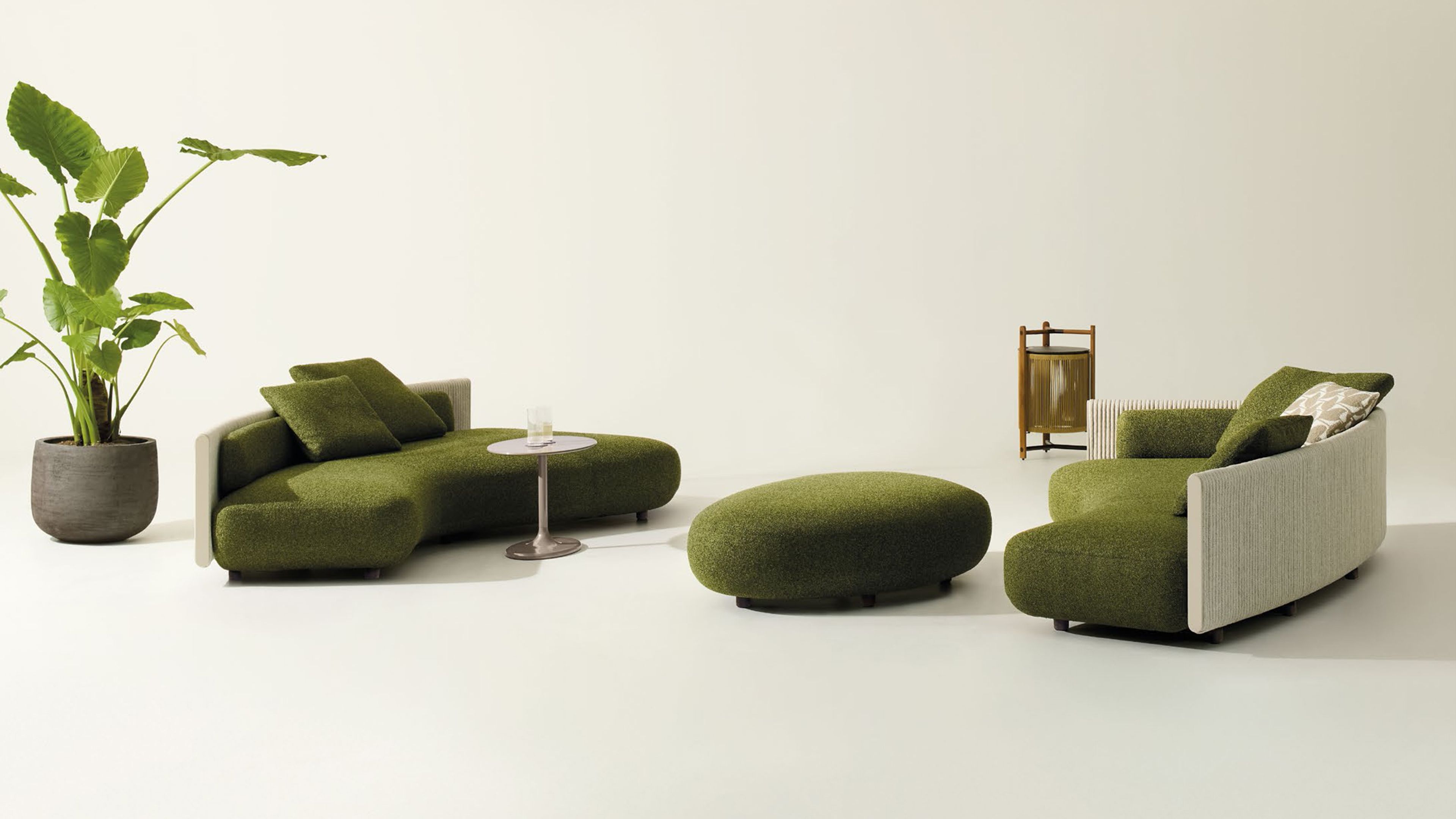Caractérisé par des volumes organiques et des lignes sinueuses, Bézier Cord Outdoor de Minotti.