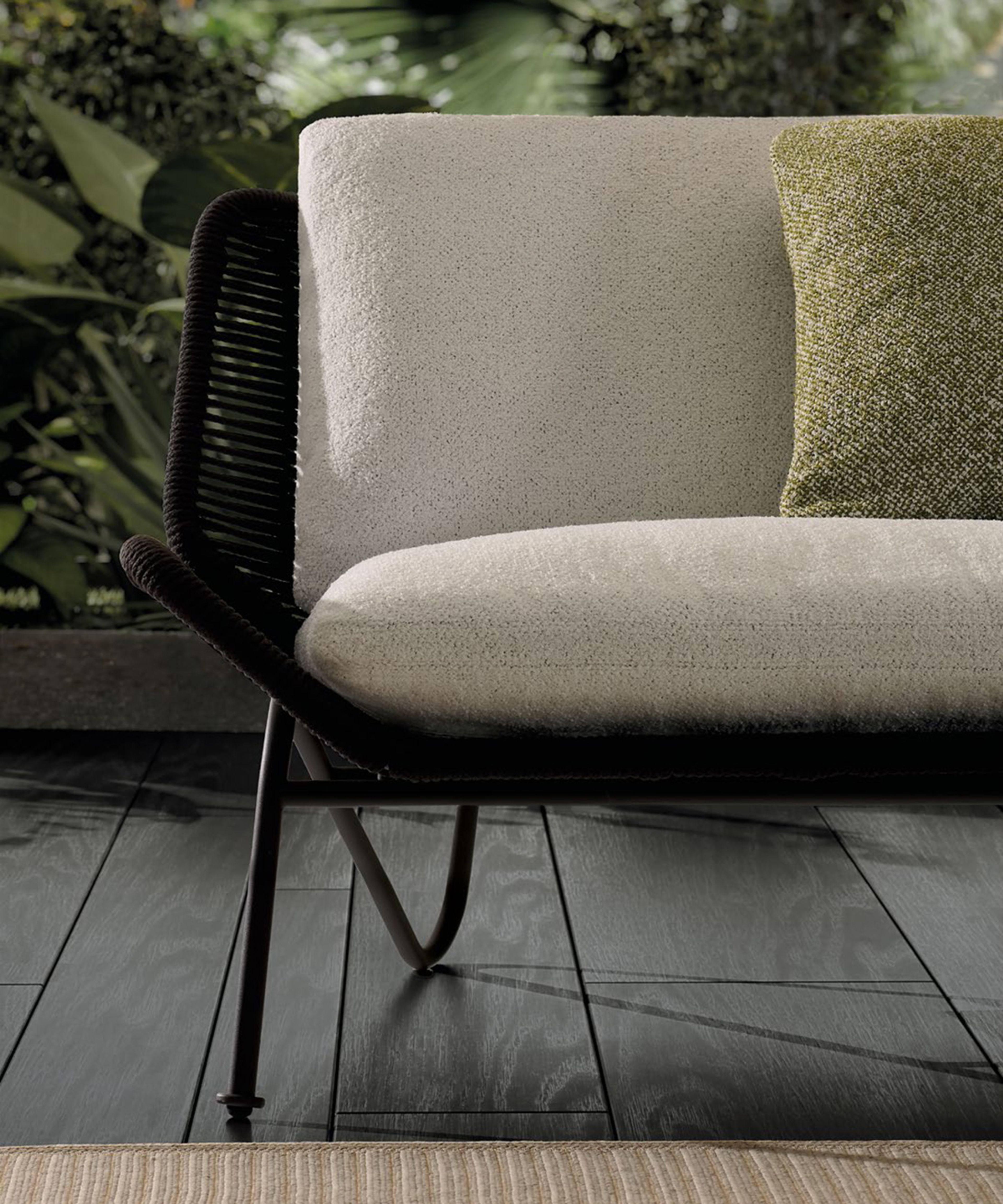 Structure tubulaire fine et base continue définissent Emmi Cord Outdoor.