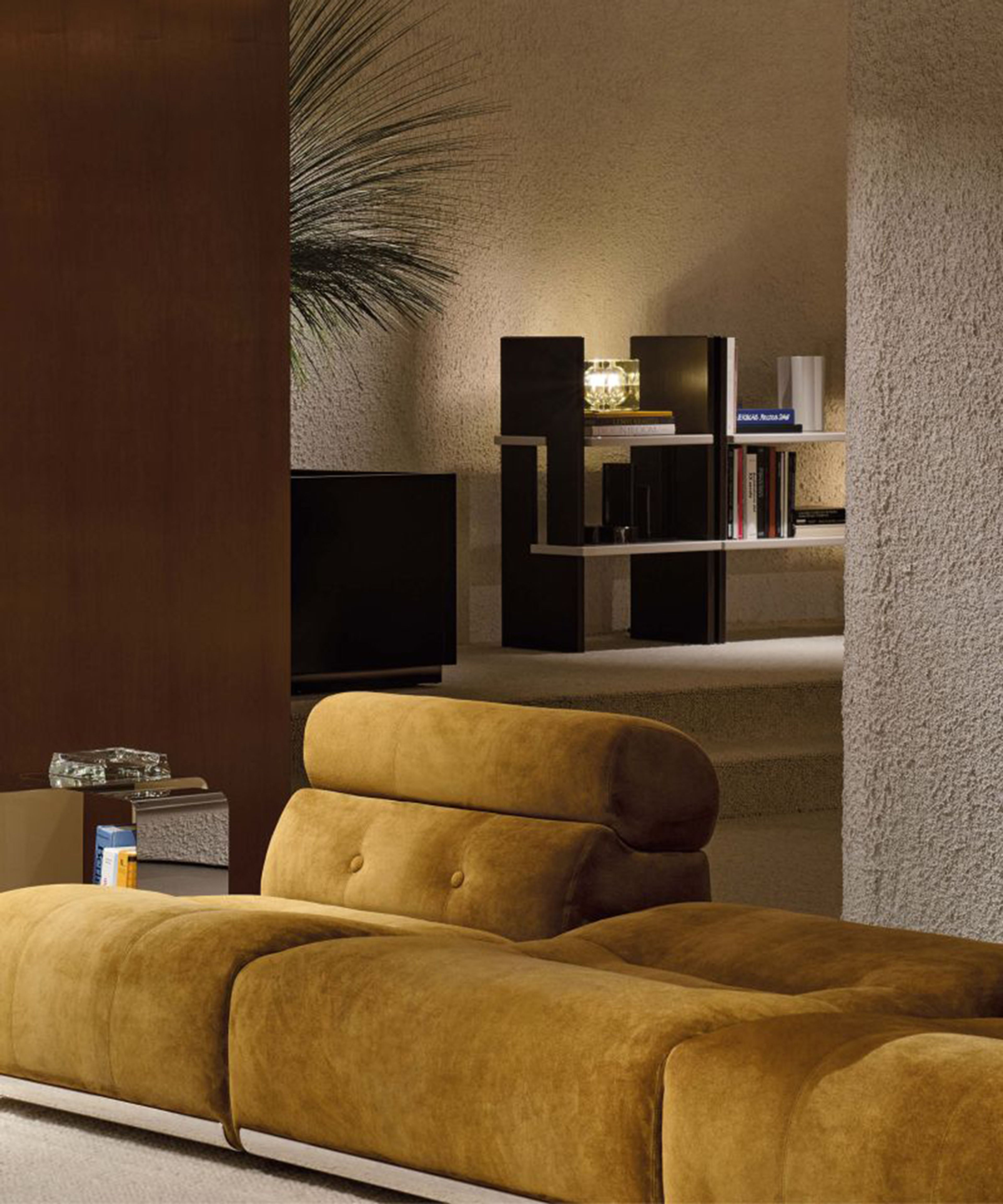 Un fauteuil audacieux aux volumes arrondis qui se chevauchent.