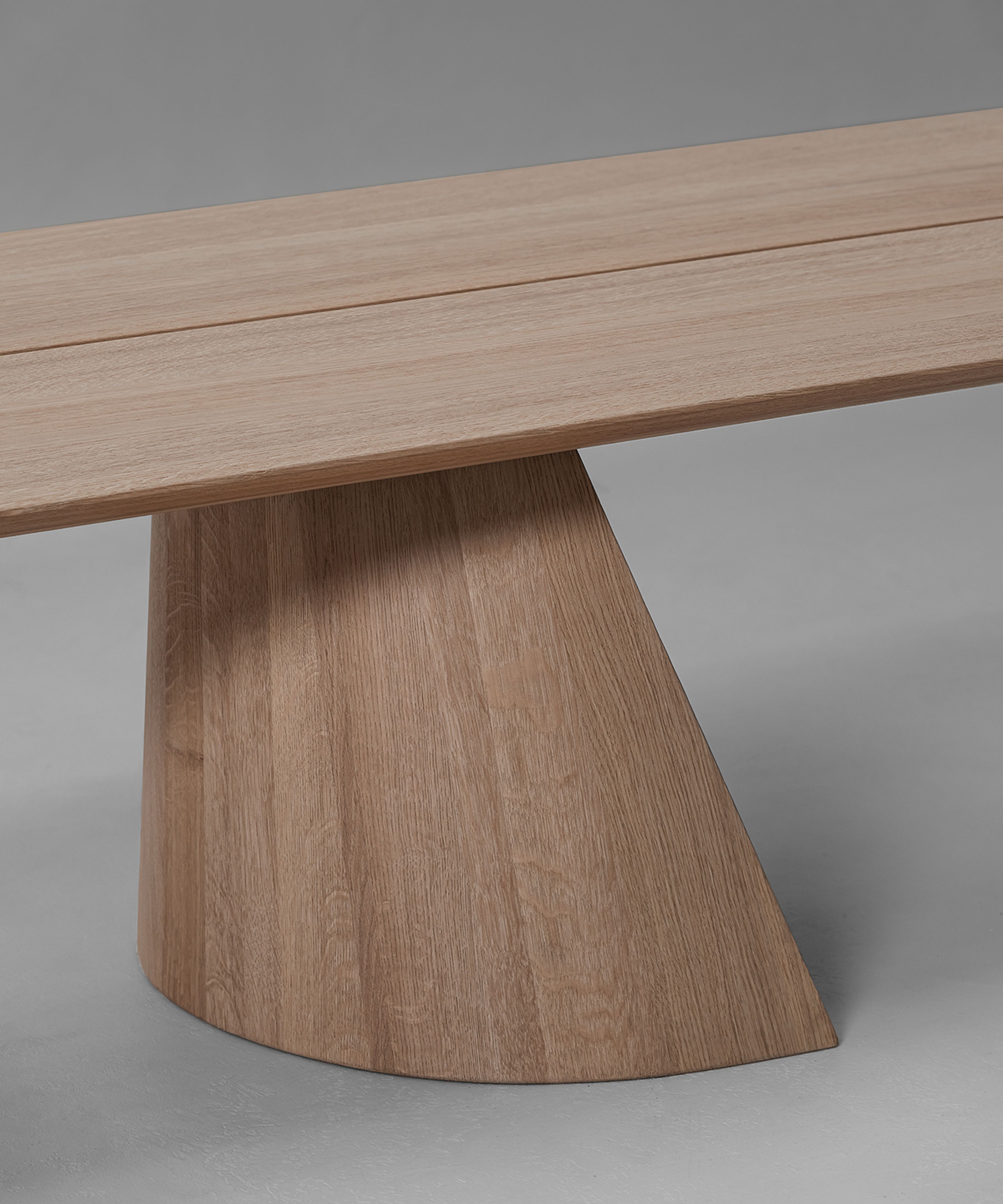 Un banc en bois massif de Van Rossum.