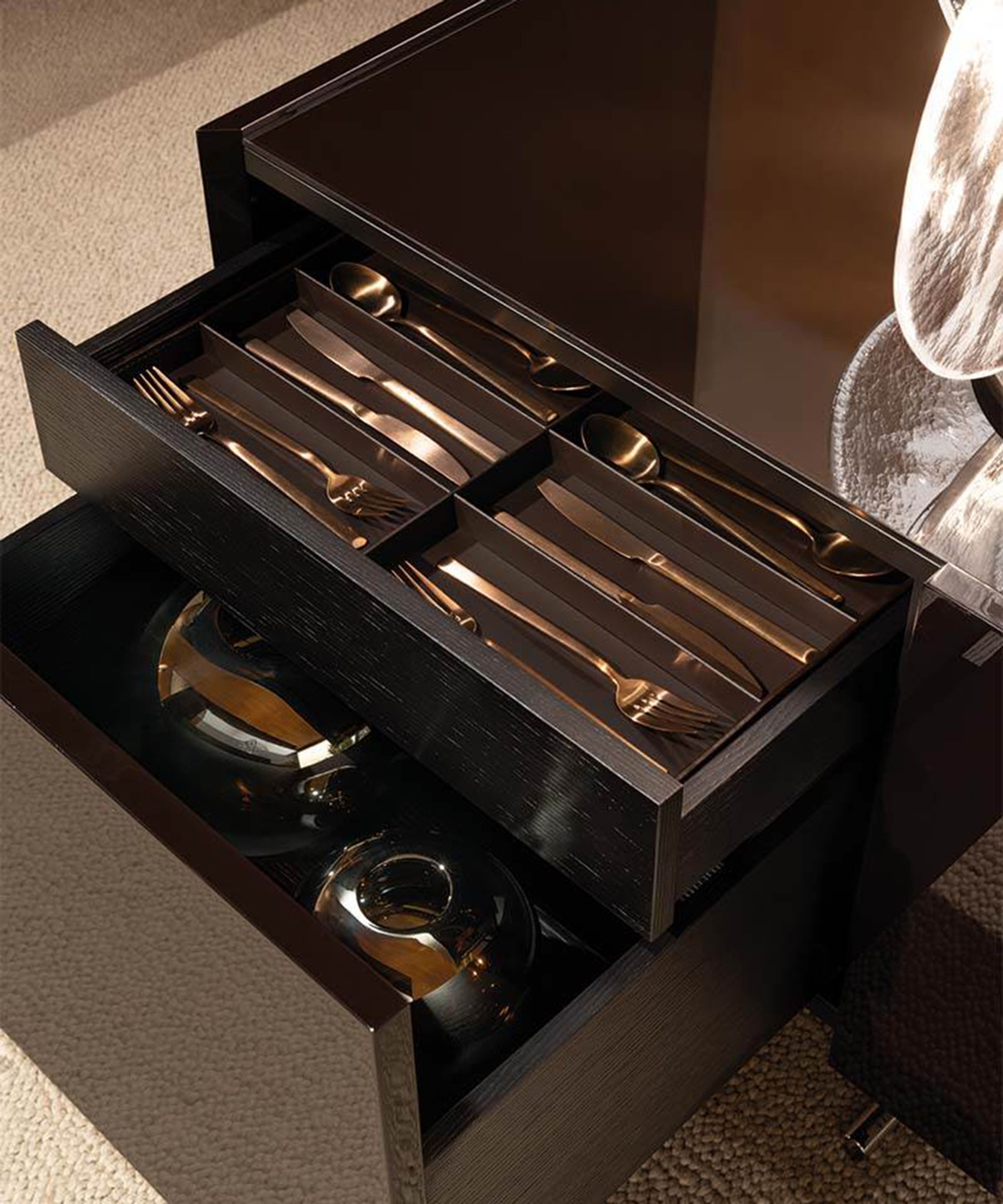 Buffet géométrique et réfléchissant de Minotti.