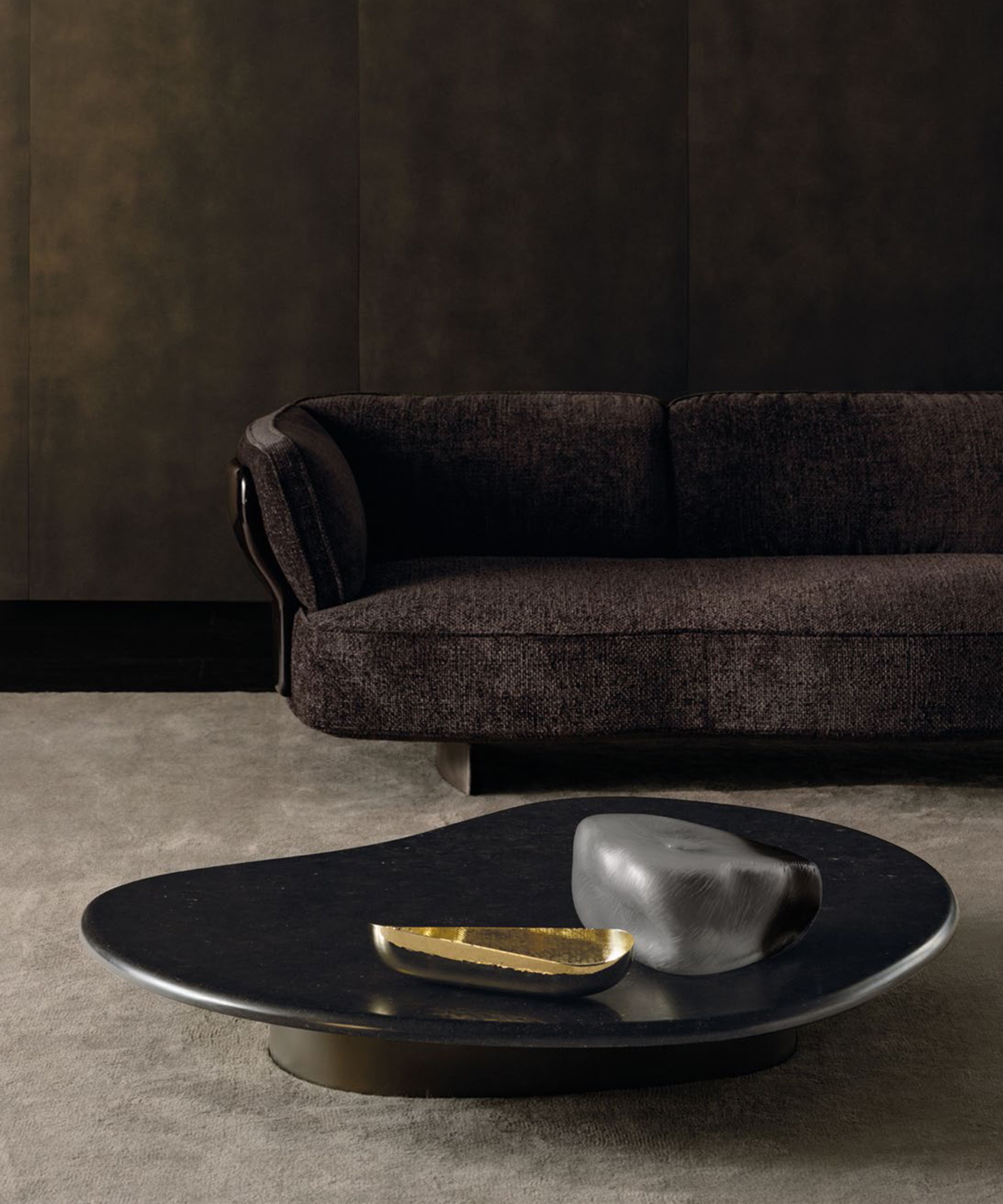 Une table basse sculpturale aux formes organiques signée Minotti.
