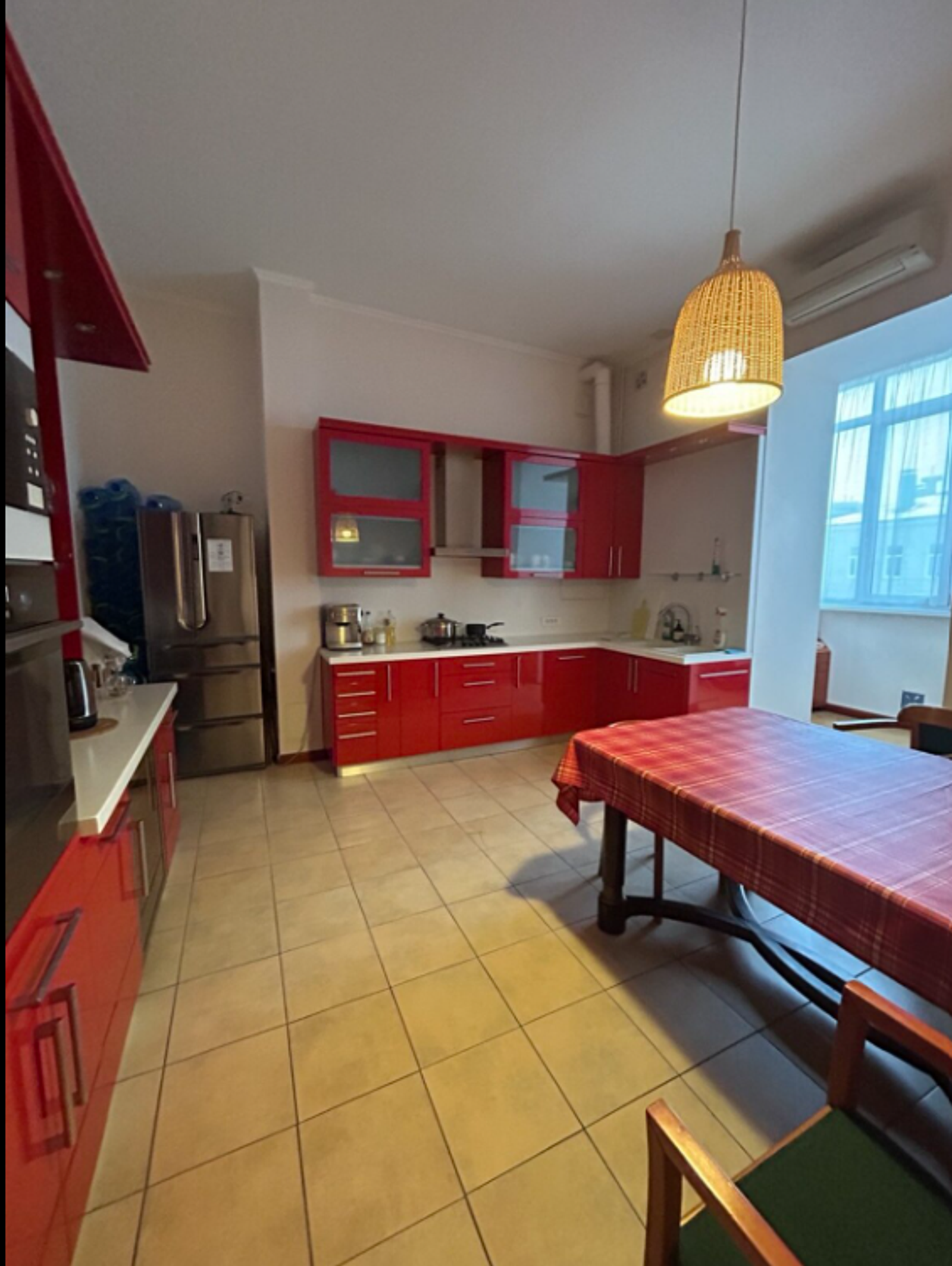 Open-plan kitchen-living room in a renovated apartment on Tarasivska Street, Kyiv