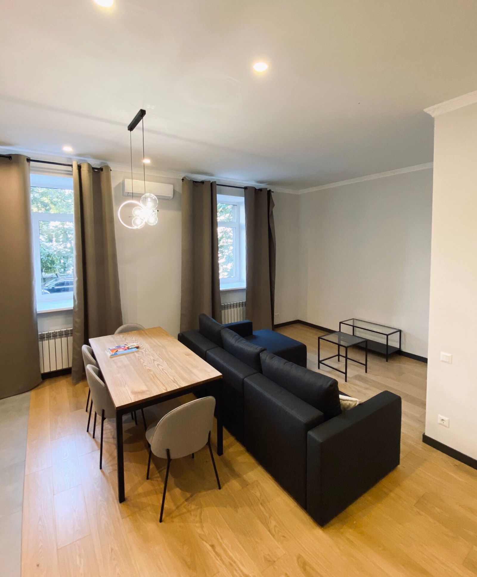 Living and dining area with wood floors and modern furniture, Ivana Franka 9, Kyiv — Vestor.Estate