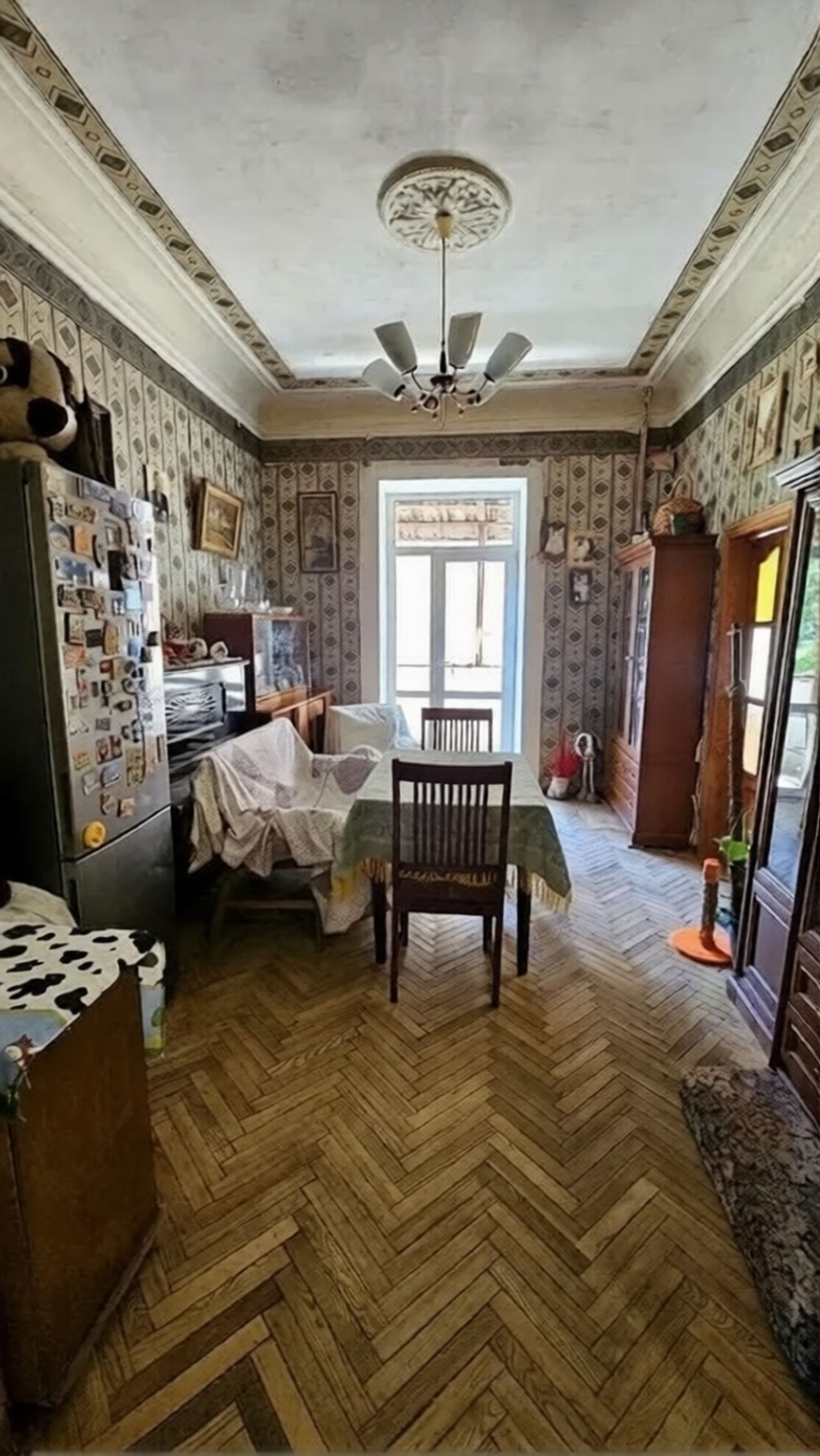 Dining room with herringbone wood floors and ornate ceiling molding, Pyrohova 5, Kyiv — Vestor.Estate