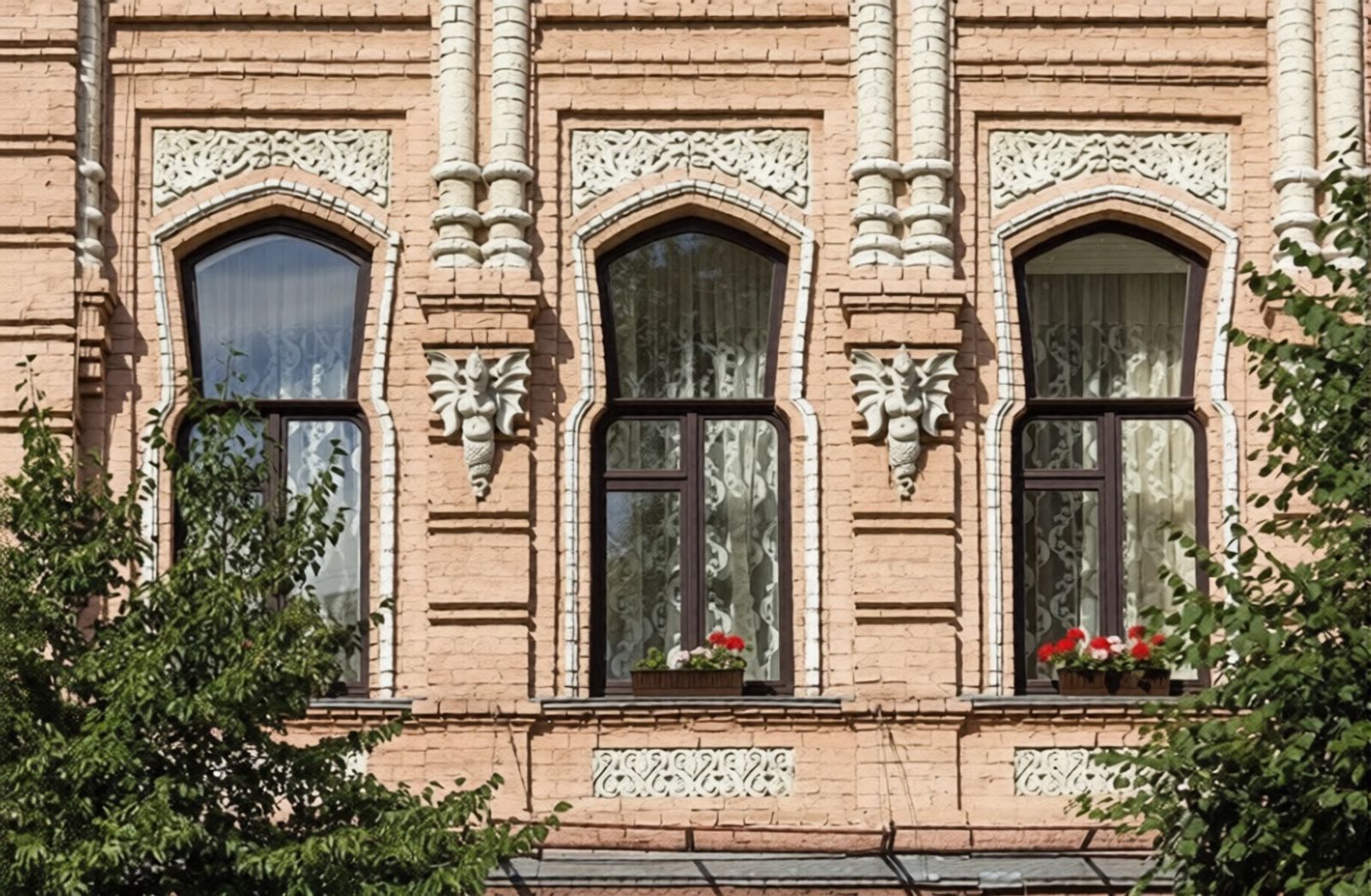 Ornate windows on brick facade with decorative stonework, Olhynska 2/10, Kyiv — Vestor.Estate