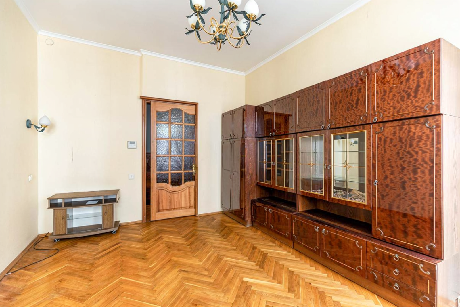Living room in a historic apartment on Prorizna Street 21, Kyiv