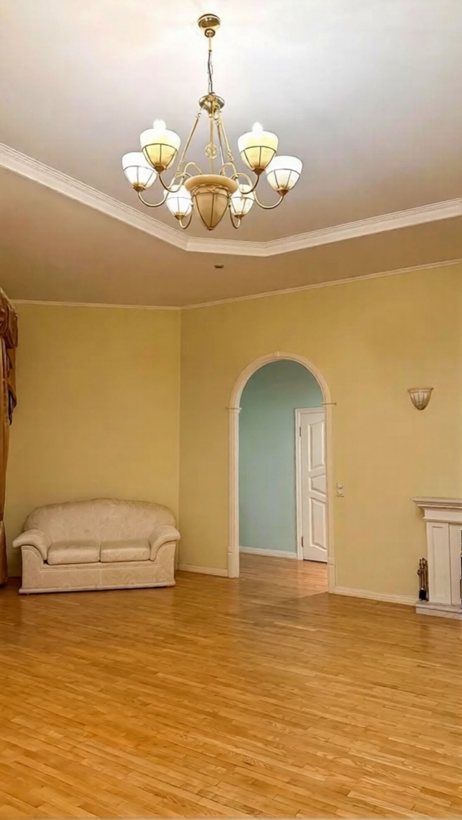 Spacious living room with hardwood floors and ornate chandelier, Bohdana Khmelnytskoho 32, Kyiv — Vestor.Estate