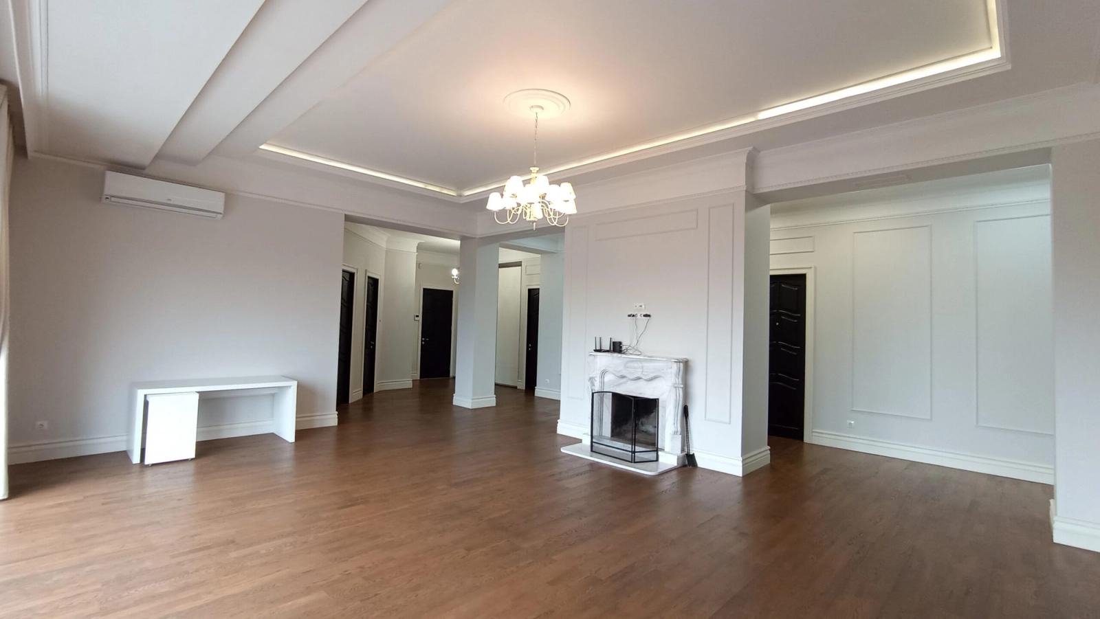 Spacious living room with fireplace and wood floors, Yaroslaviv Val, Kyiv — Vestor.Estate