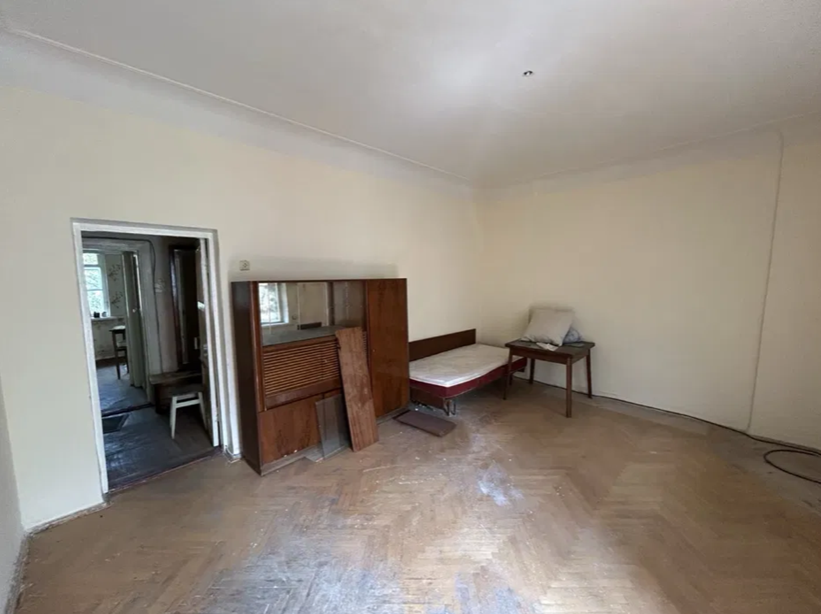 Bedroom in apartment for sale in Kyiv, Lypky district, Kruhlouniversytetska St 2/1, historic architectural monument, ready for renovation