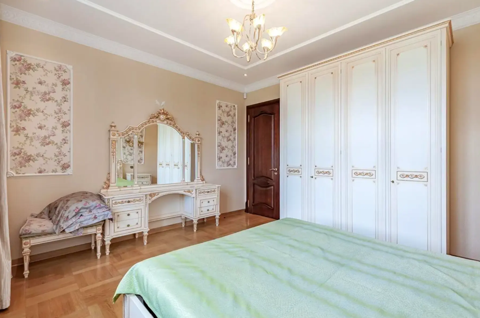 Bedroom in a renovated apartment on Olesia Honchara Street 26, Kyiv