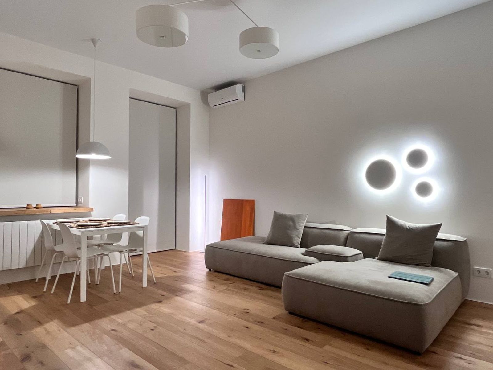Living room with sectional sofa and modern wall lighting, Olesia Honchara 77, Kyiv — Vestor.Estate