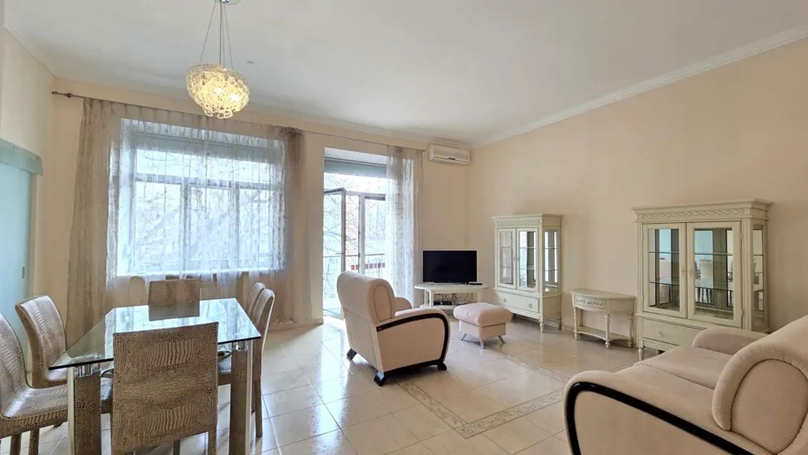 Living and dining area with glass table and plush seating, Yaroslaviv Val 19, Kyiv — Vestor.Estate