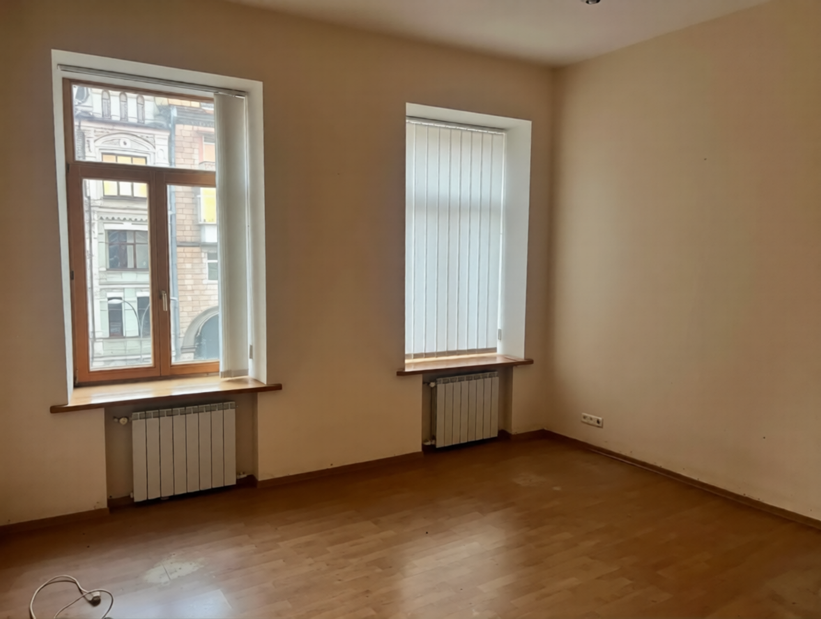 Living room in a historic apartment on Volodymyrska Street 6, Kyiv