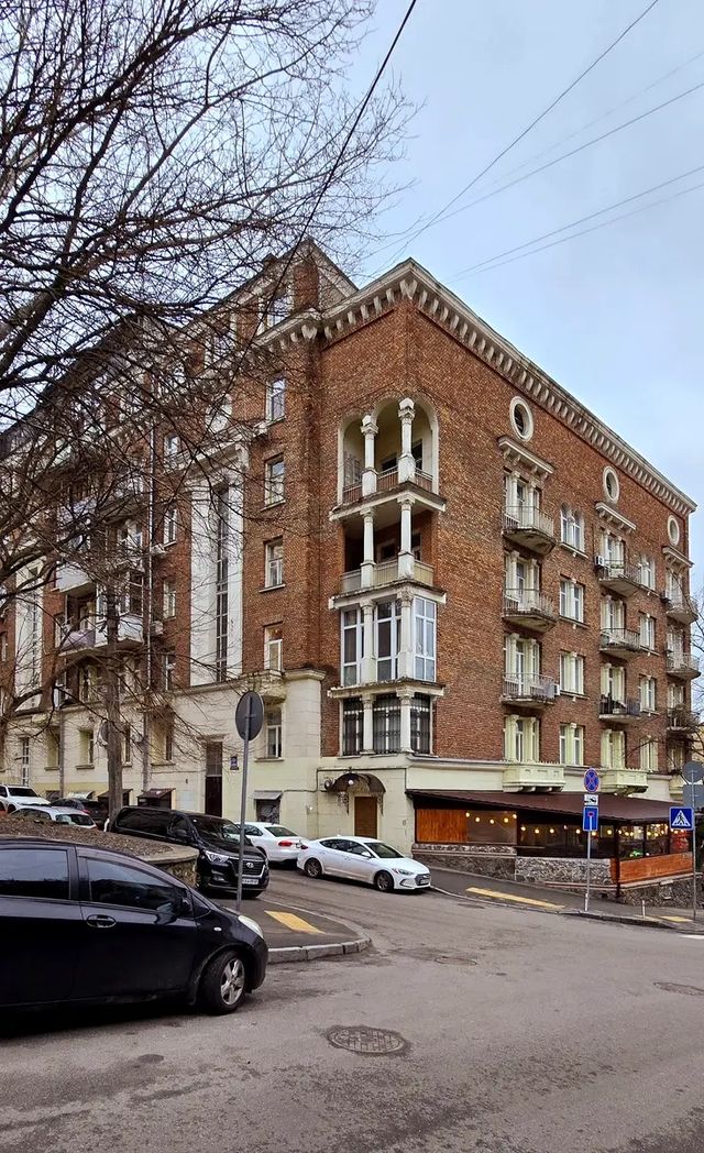 KRUTYI UZVIZ ST., 6/2