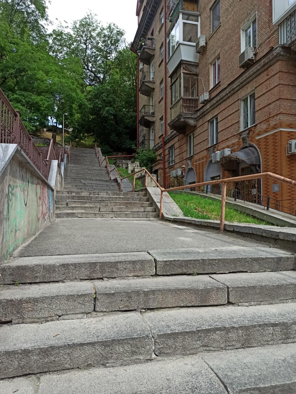 Kruhlouniversytetska, Kyiv