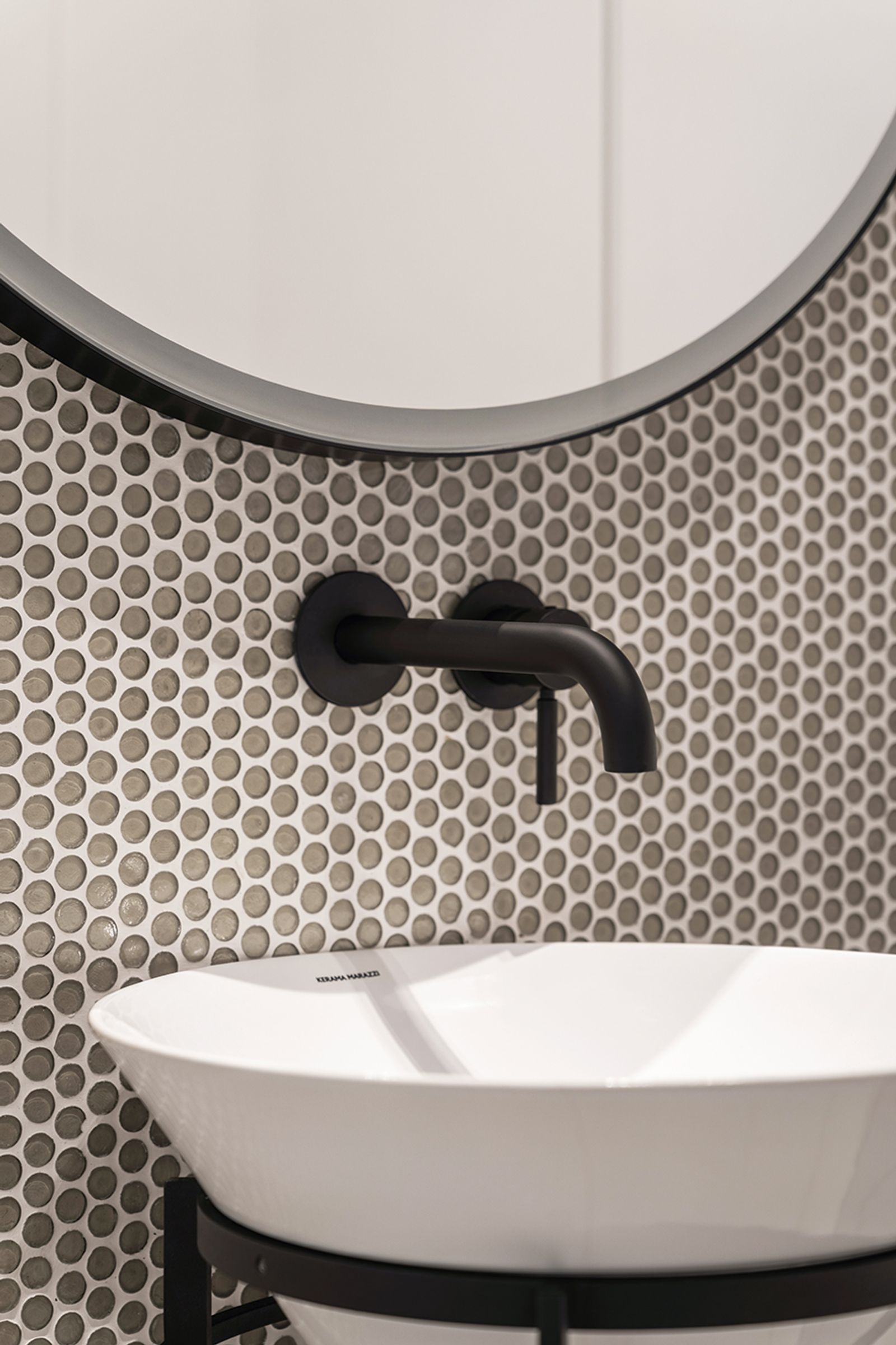 Bathroom vanity with penny tile backsplash and matte black faucet, Kyiv — Vestor.Estate