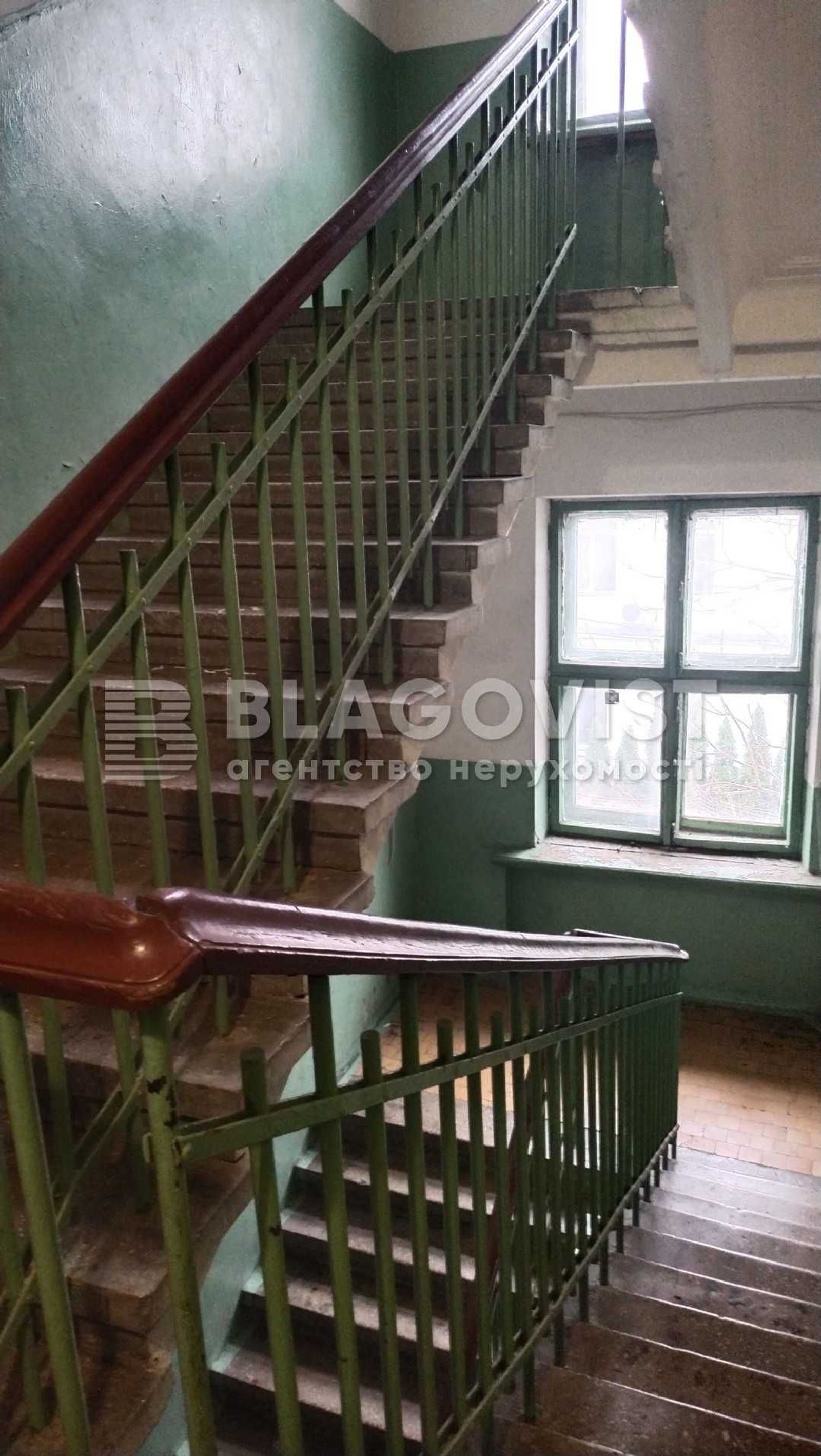 Stairwell with green railings and wooden handrail, natural light, Bulvarno-Kudriavska 31a, Kyiv — Vestor.Estate