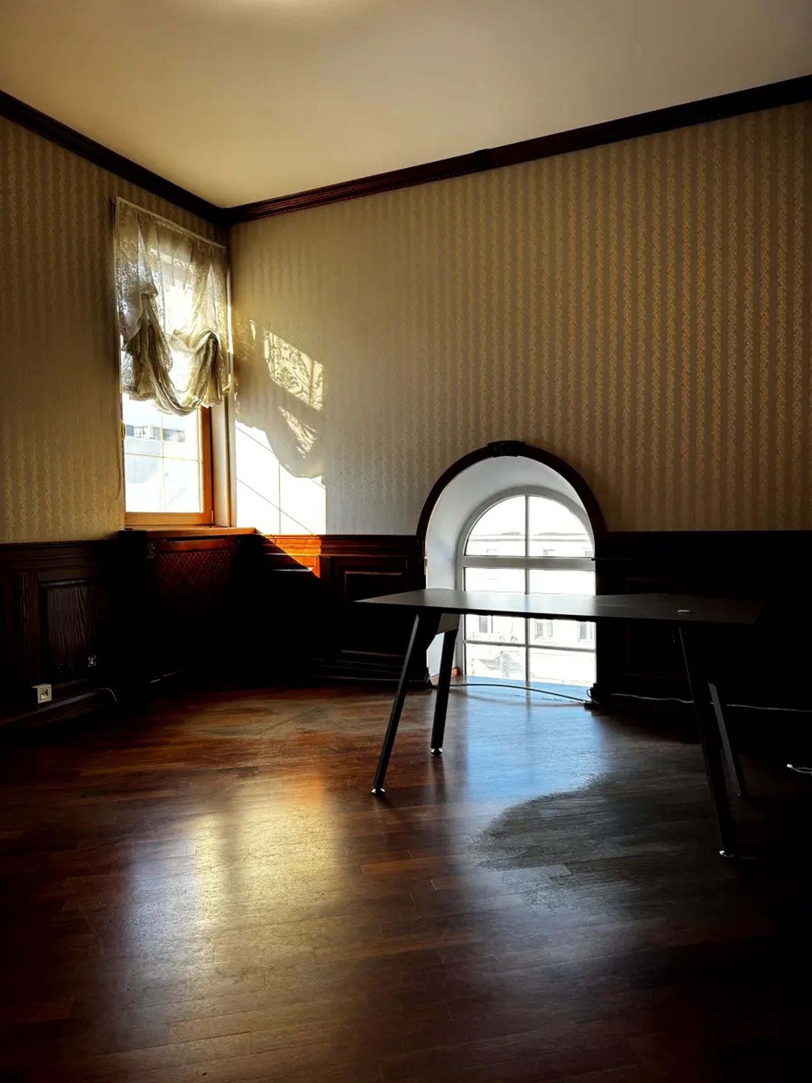 Sunlit room with patterned wallpaper and polished wood floors, Volodymyrska 45, Kyiv — Vestor.Estate