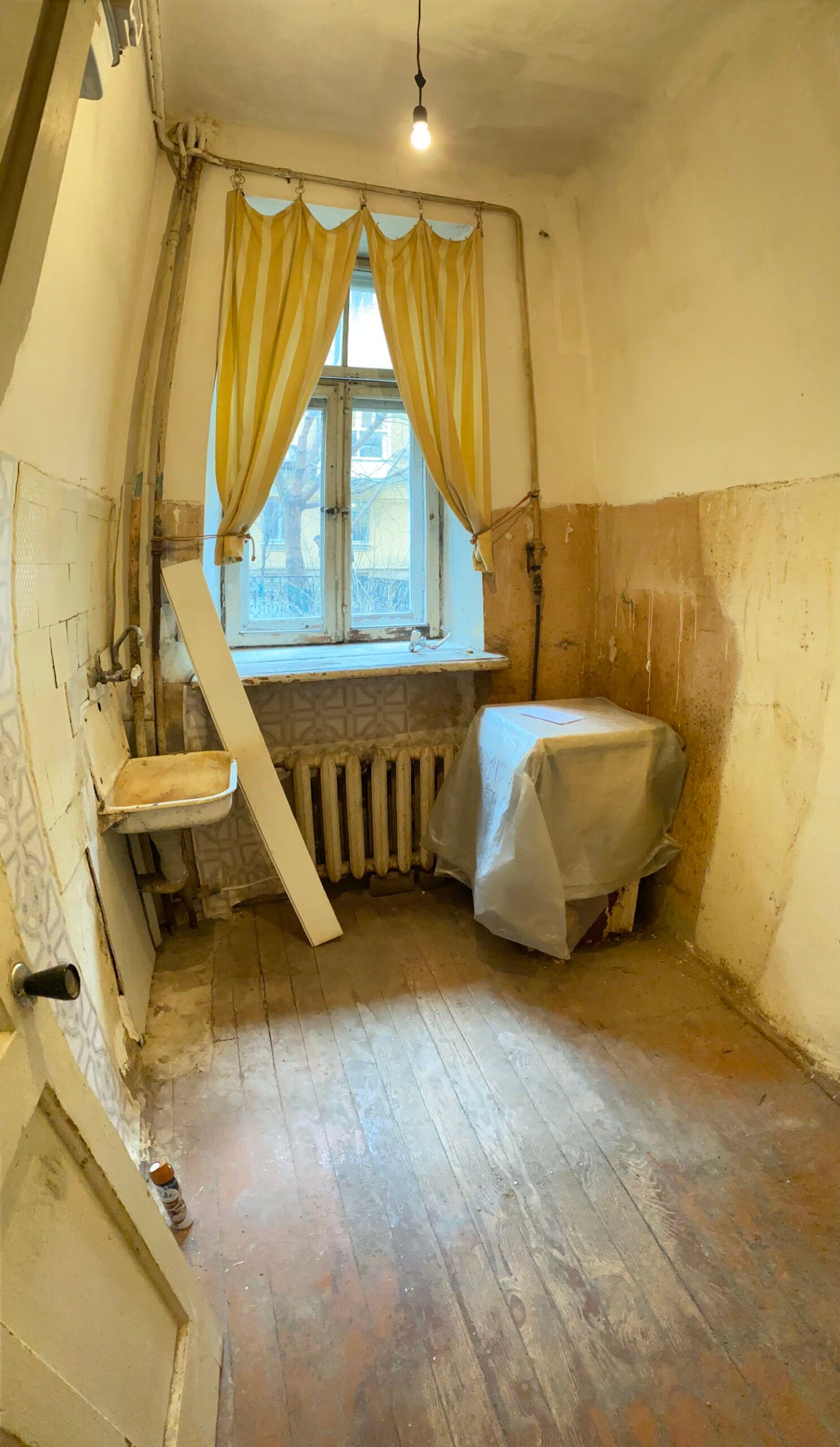 Empty room with wooden floors and yellow curtains, Kyiv — Vestor.Estate