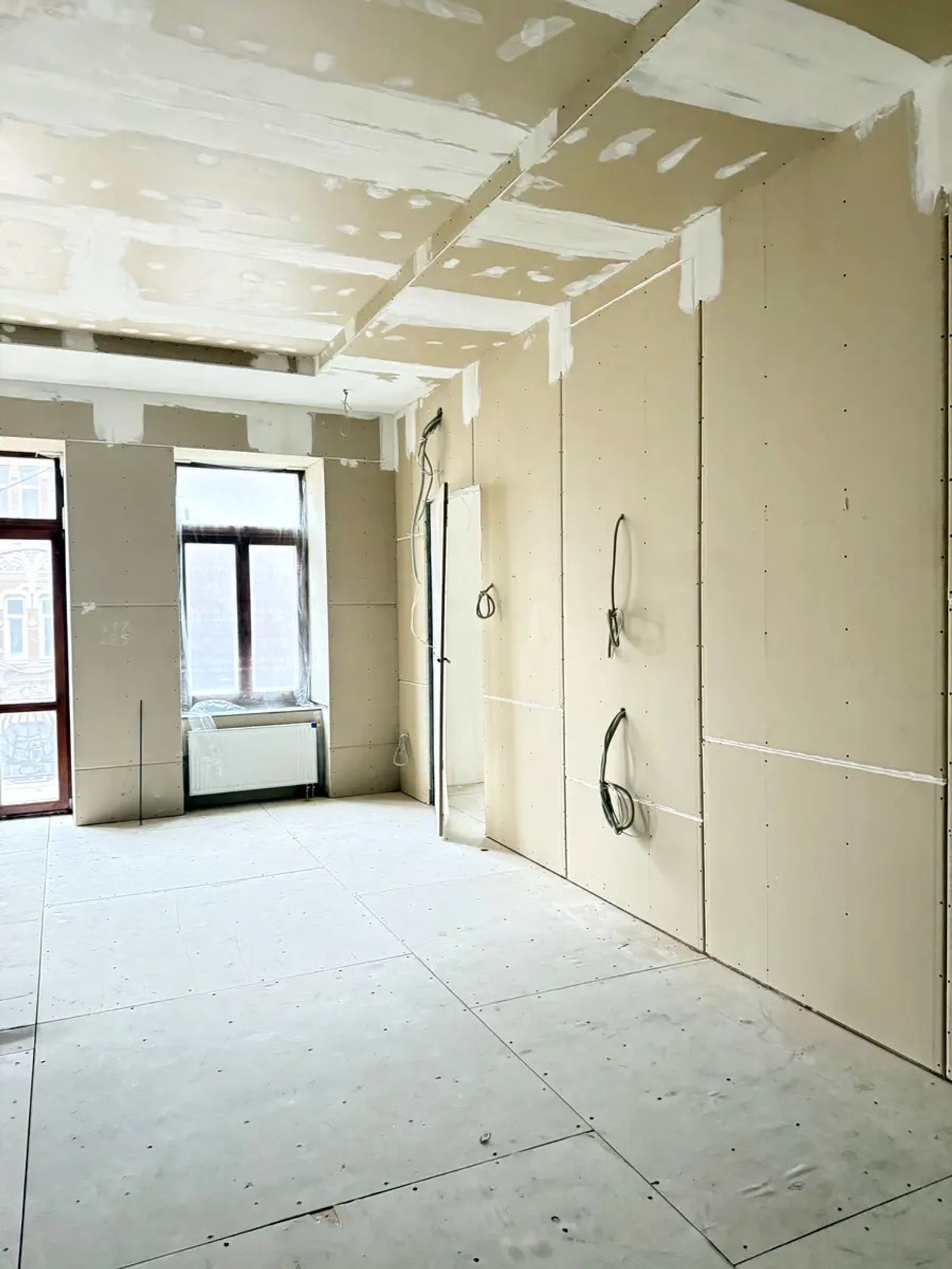 Unfinished room with drywall and exposed ceiling beams, Arkhitektora Horodetskoho 12/3, Kyiv — Vestor.Estate