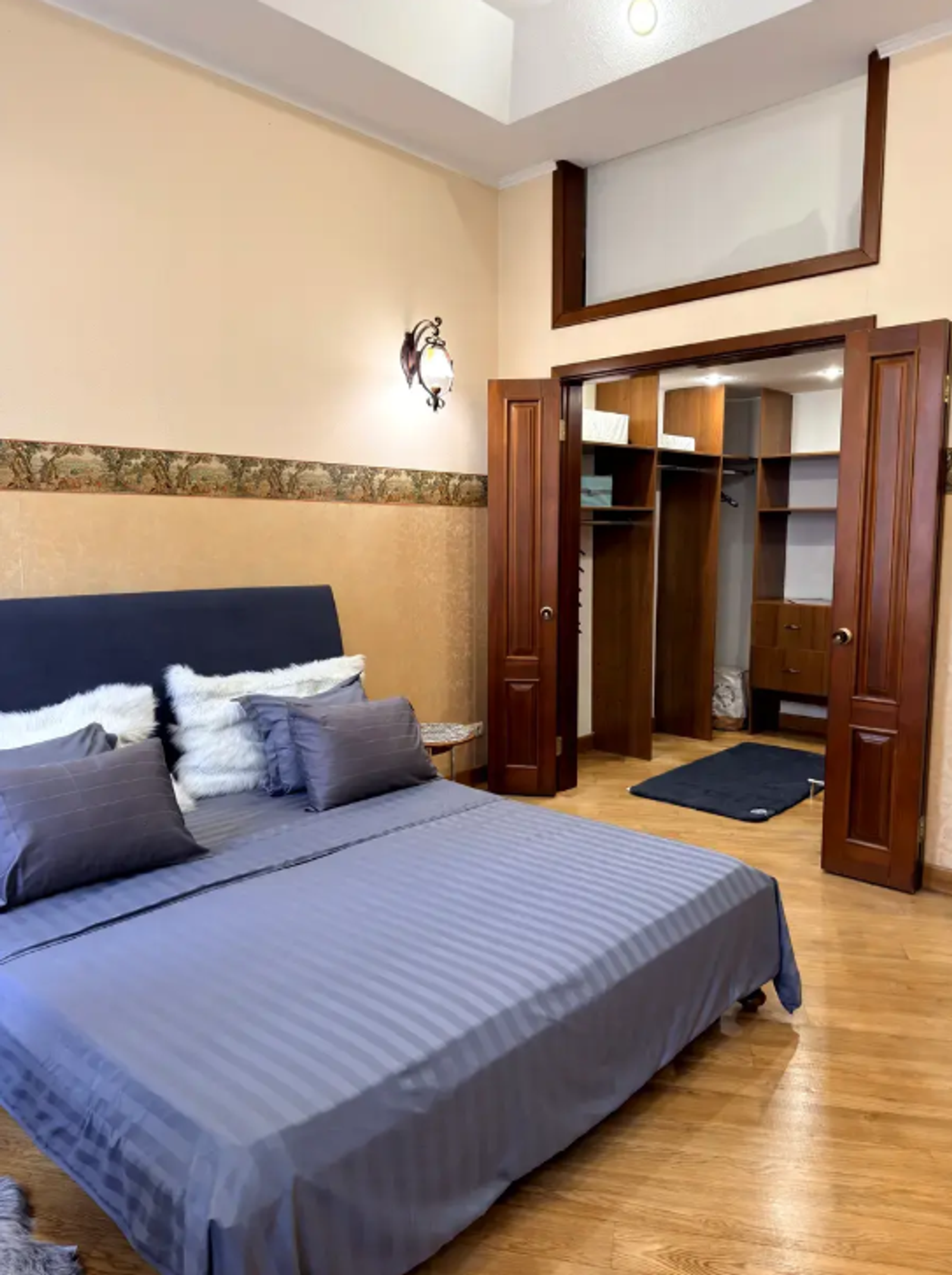 Vestor.Estate bedroom at Skoropadskoho St 1, historic Kyiv real estate