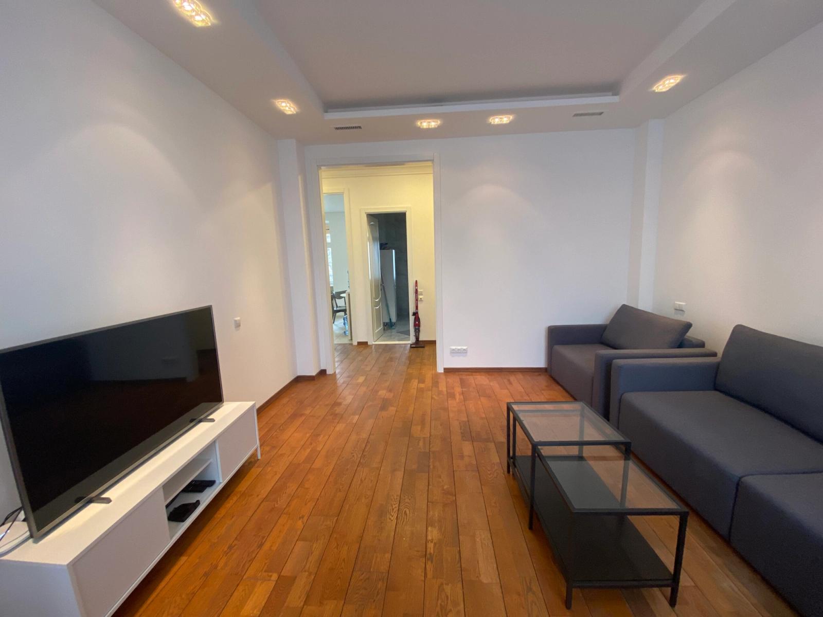 Living room with hardwood floors and modern furniture, Pyrohova 2, Kyiv — Vestor.Estate