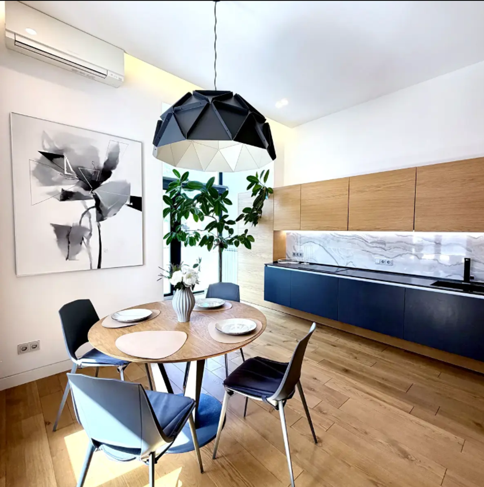 Open space kitchen-living room in a designer apartment on Liuteranska Street 7/10, Kyiv